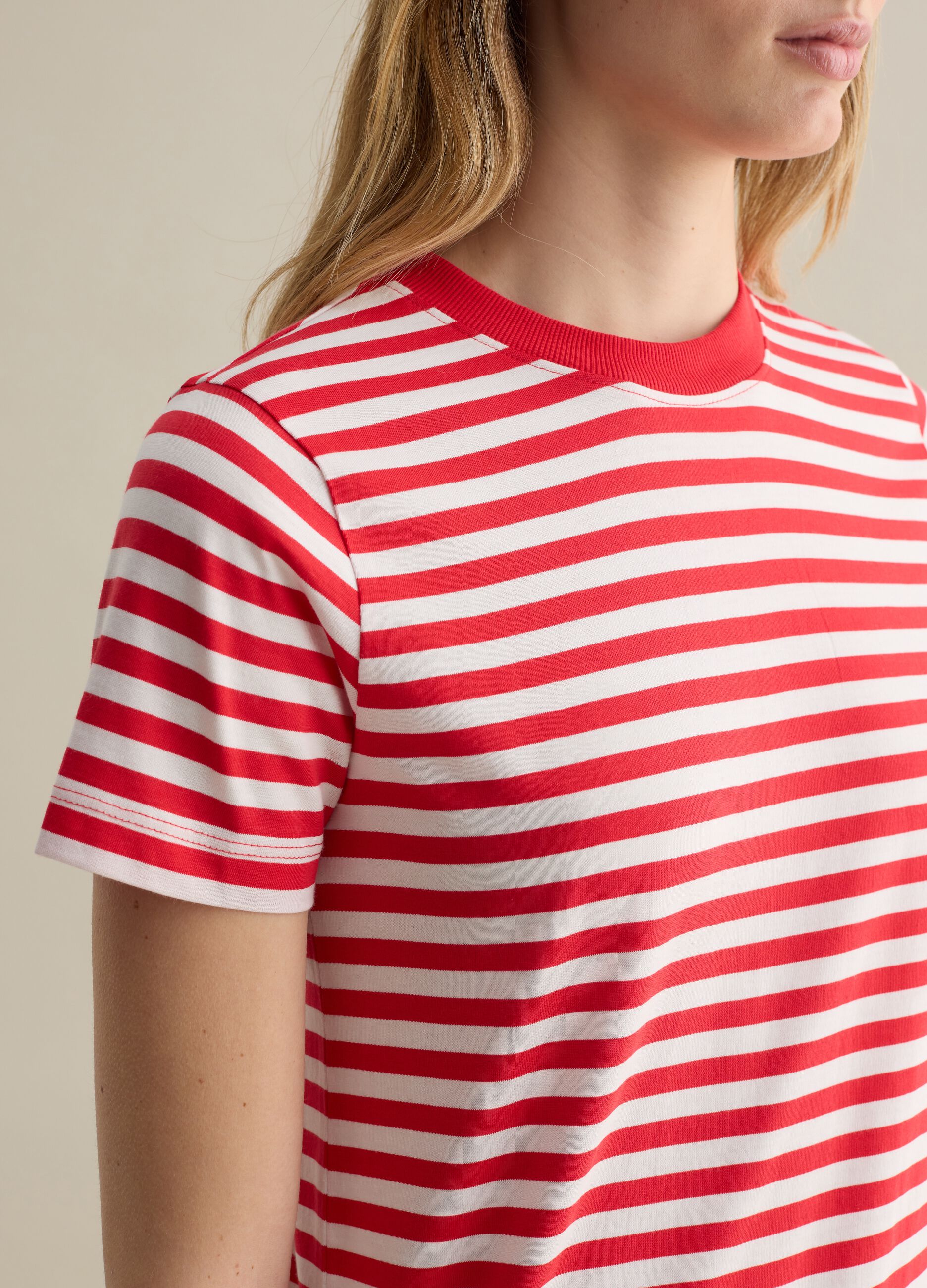T-shirt a righe rosse e bianche con maniche corte