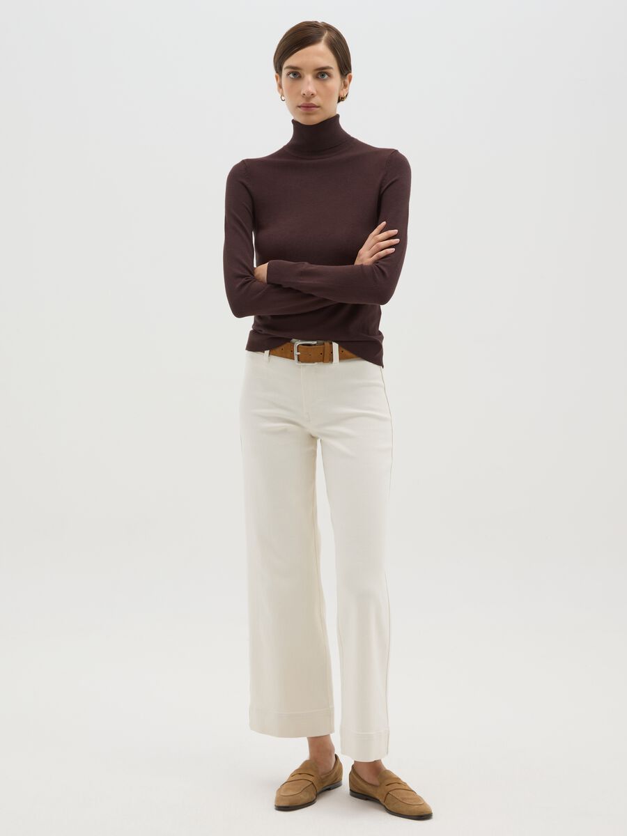 Maglione a coste marrone con collo alto regular fit_1