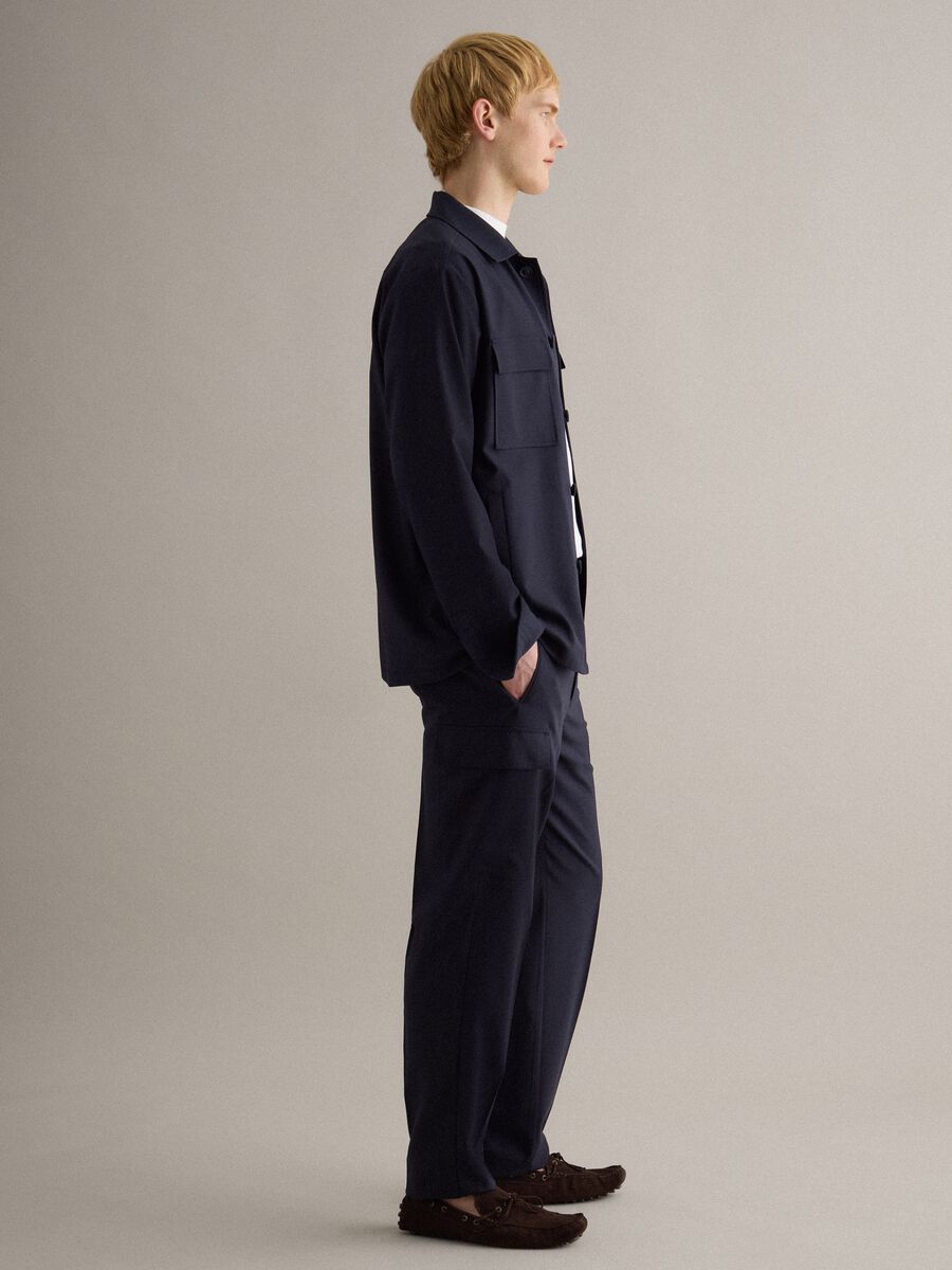 Giacca leggera blu regular fit con bottoni e taschini frontali_0