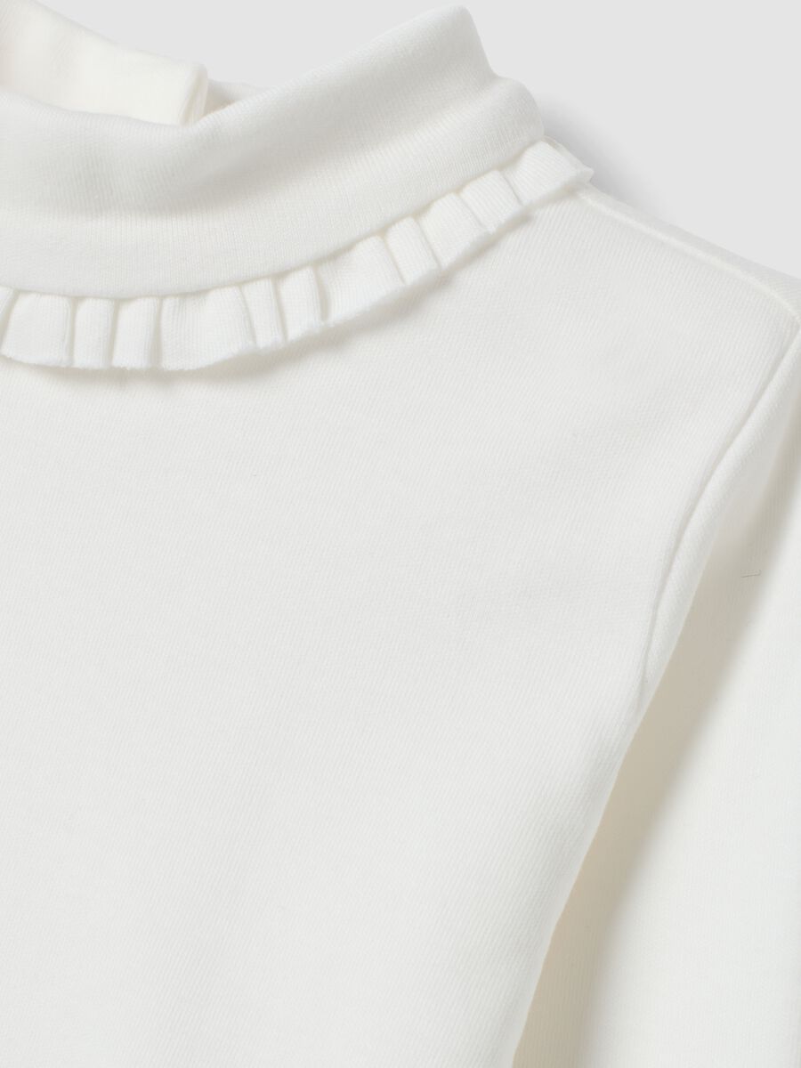 Maglia bianca in puro cotone con collo alto e ruches_2