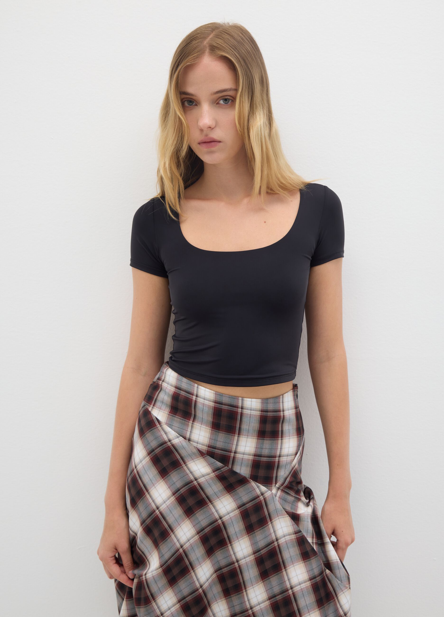 Top cropped nero con scollo profondo