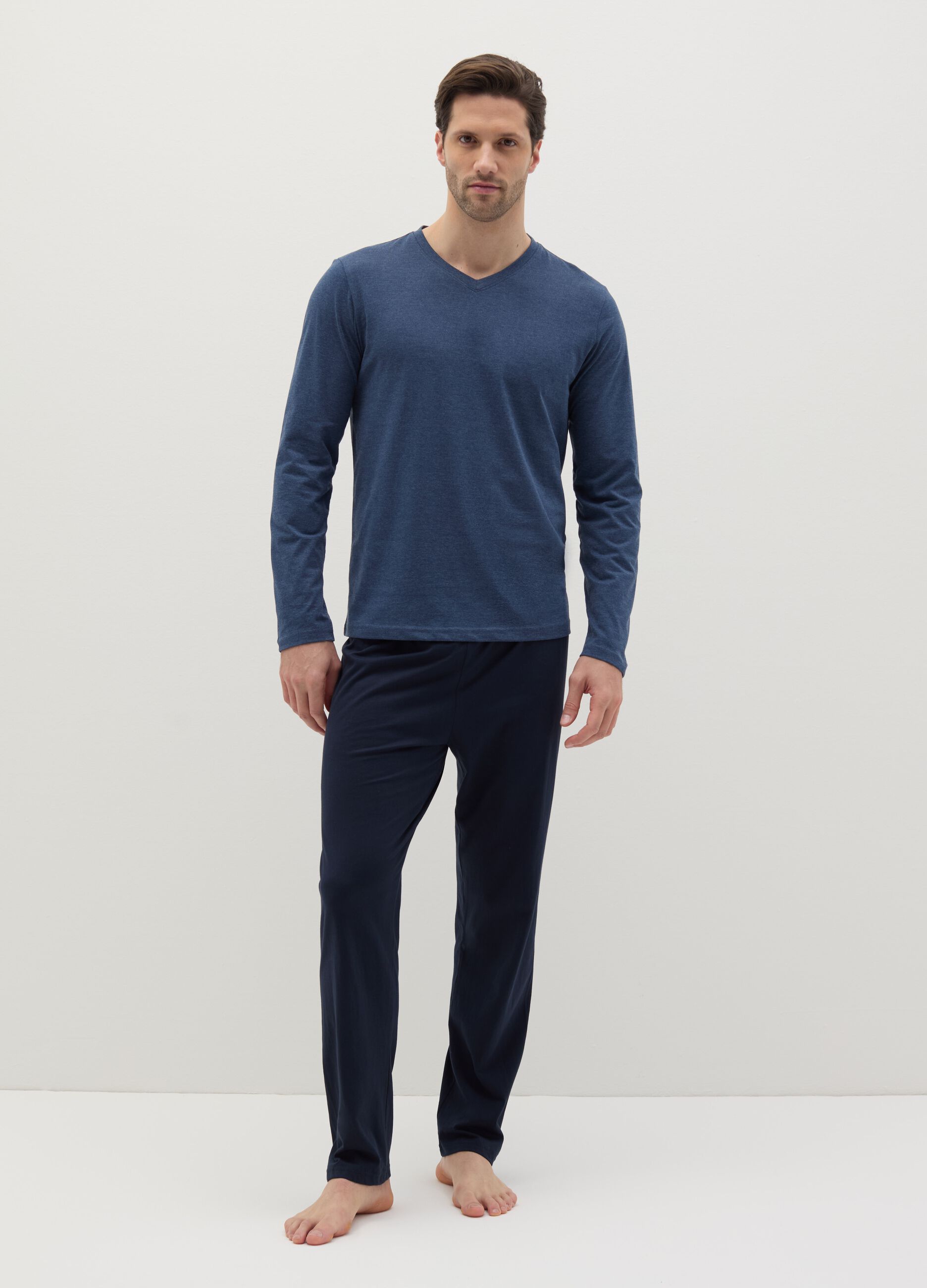 Long pyjamas with V-neck top