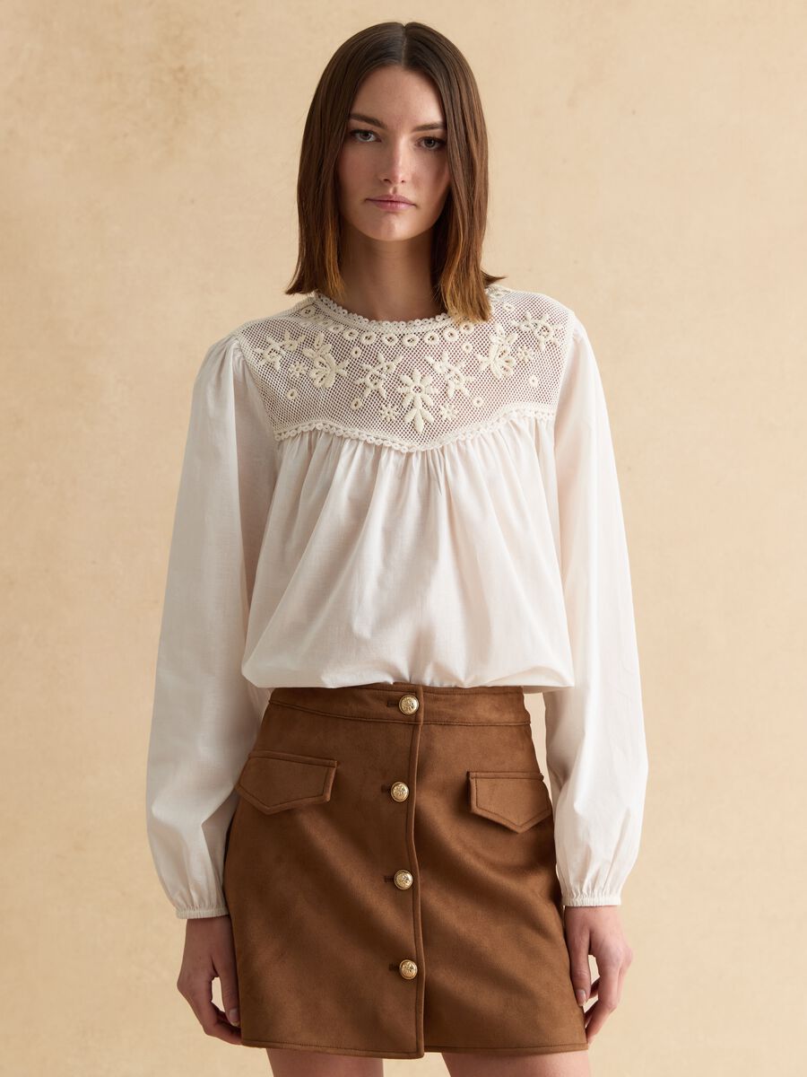 Blusa in puro cotone bianca regular fit con ricami_0