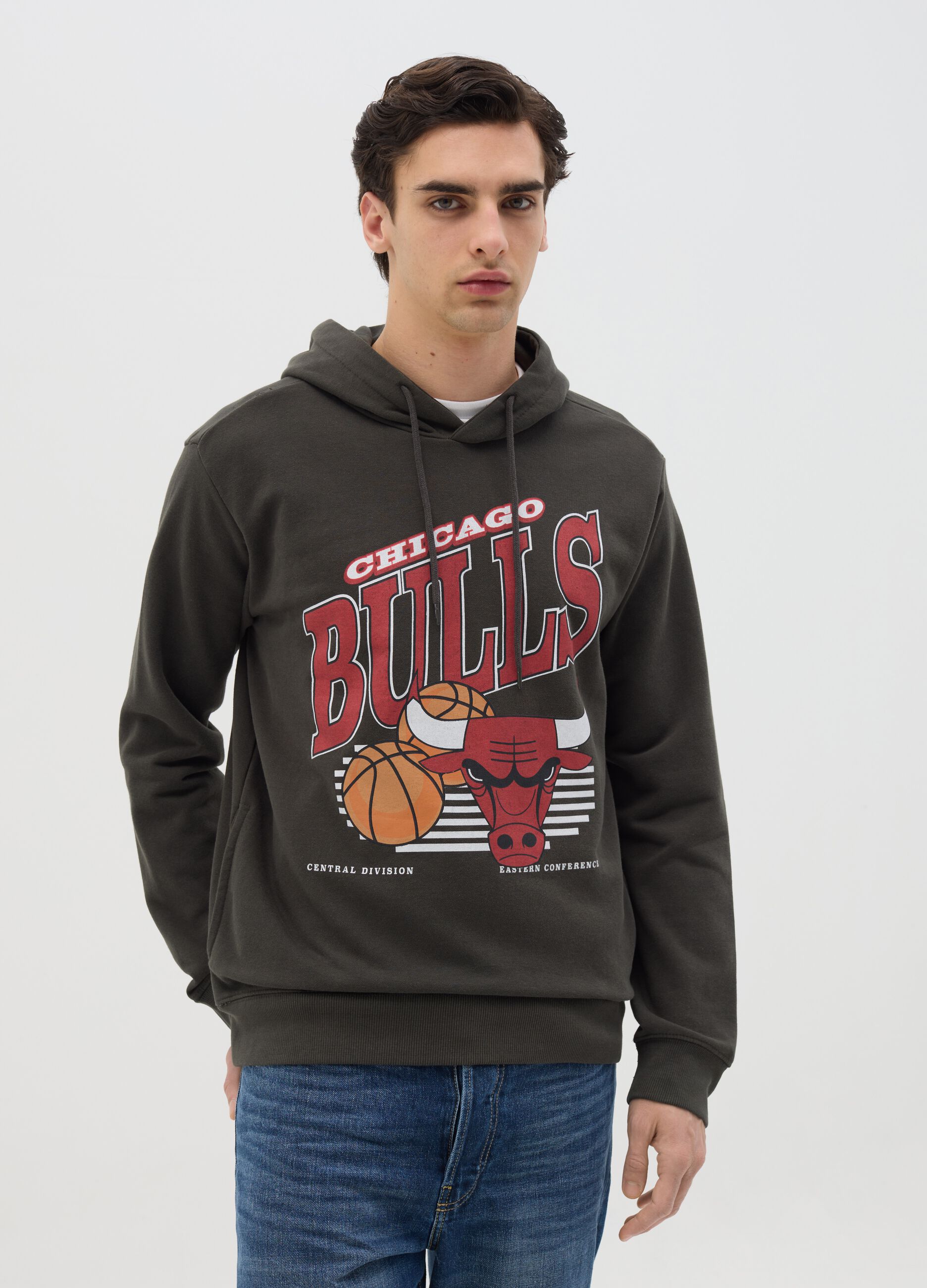 Grey NBA Chicago Bulls sweatshirt with hood