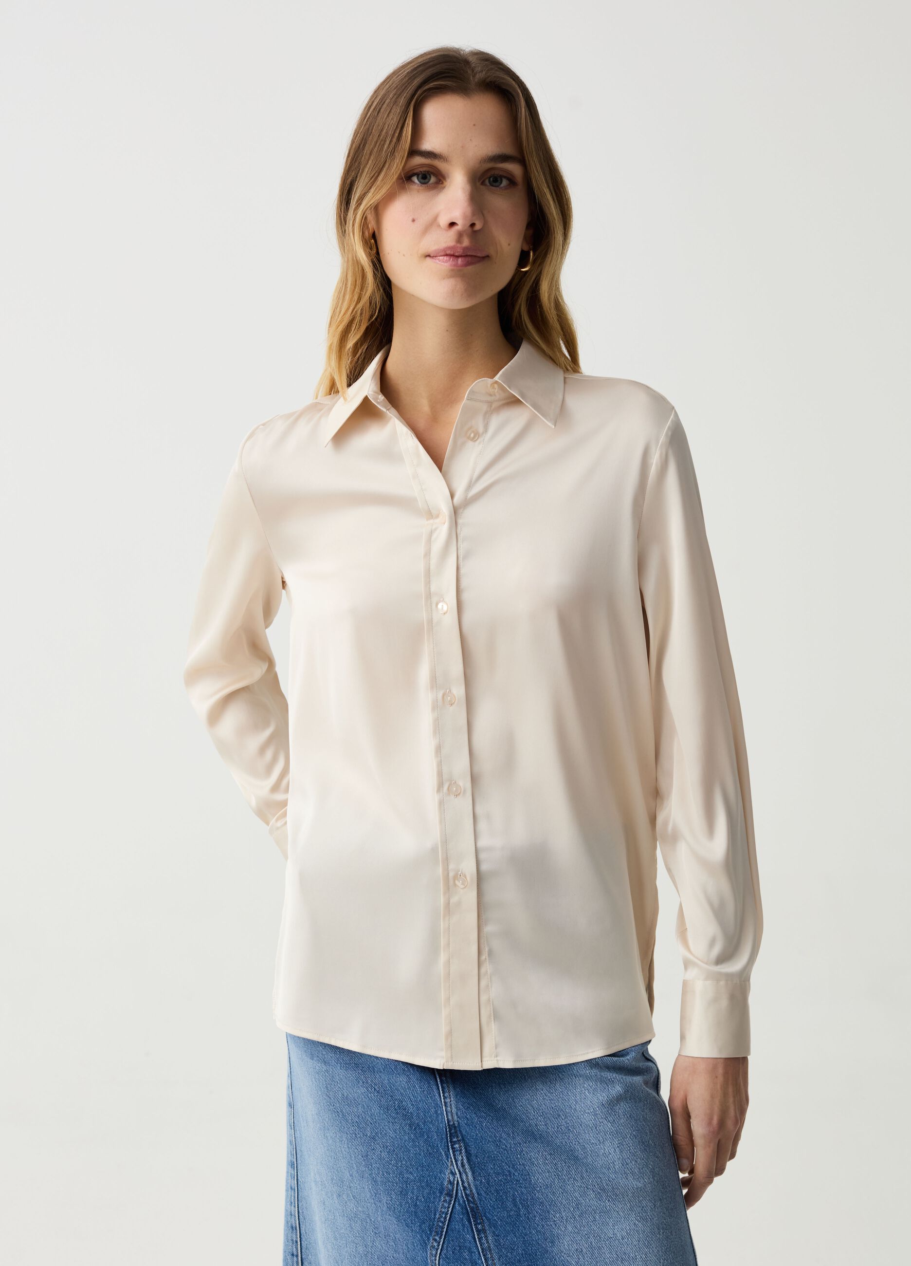 Camicia in satin con spacchi