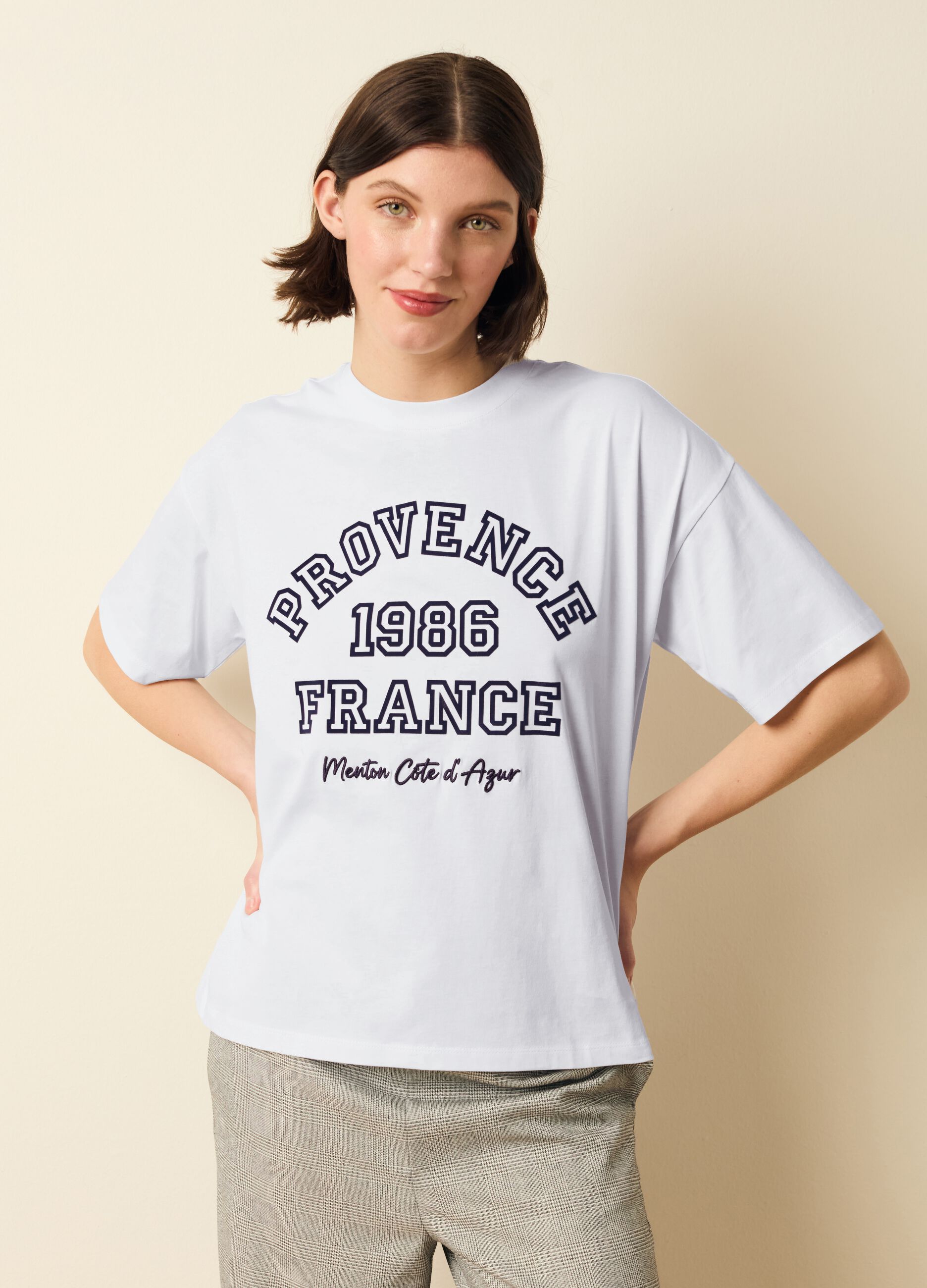 T-shirt con ricamo e stampa