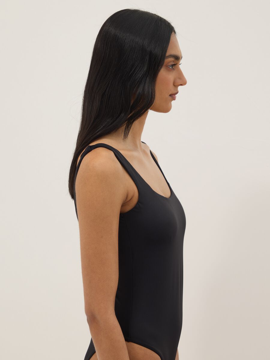 Costume da bagno intero elasticizzato nero con imbottiture_1