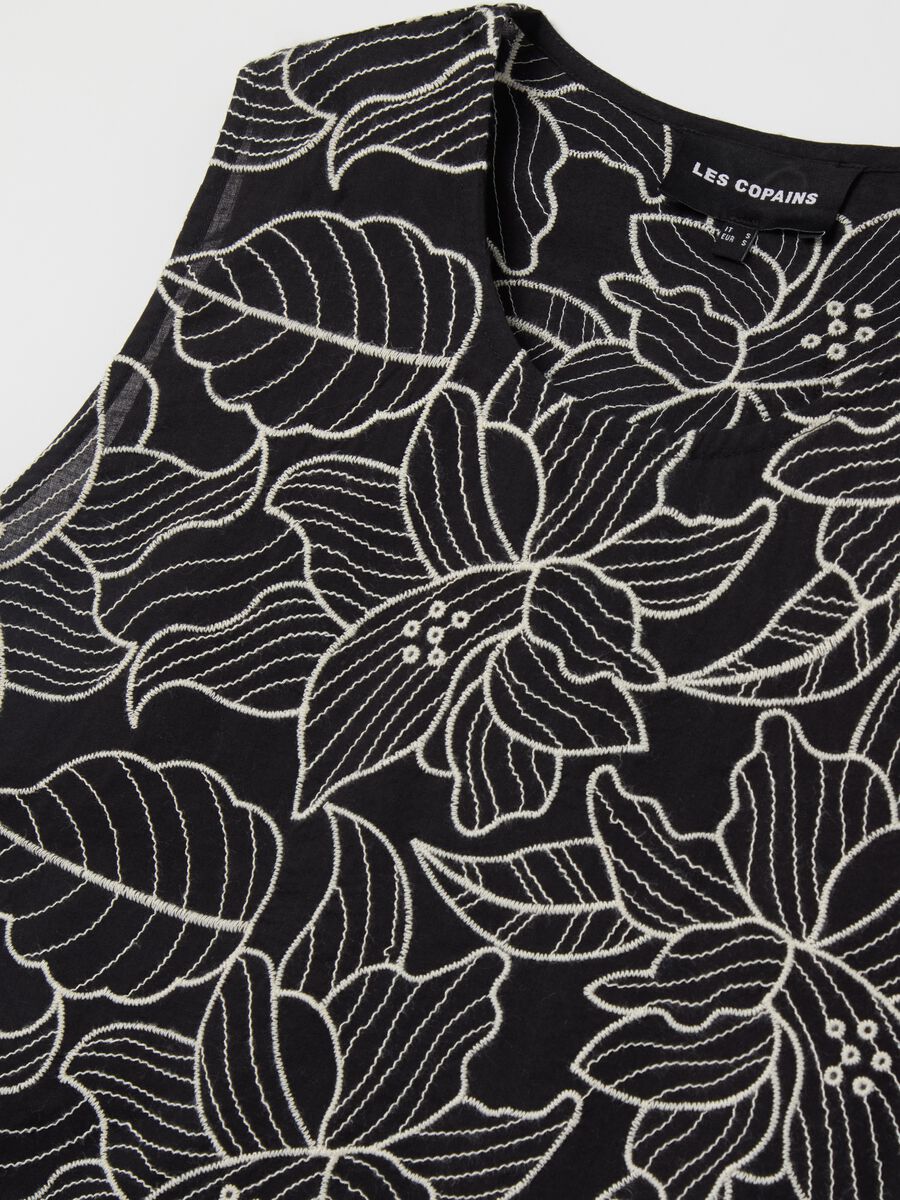Sleeveless top with floral embroidery_5