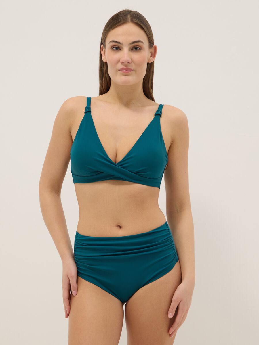 Top bikini a triangolo verde in tessuto elasticizzato con effetto shaping_1