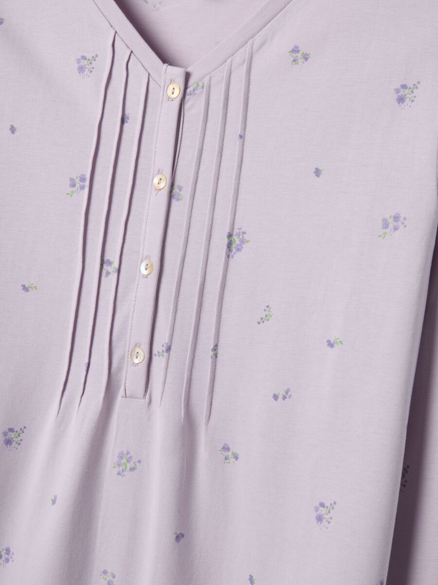 Purple pure cotton nightdress with serafino collar and floral pattern_5