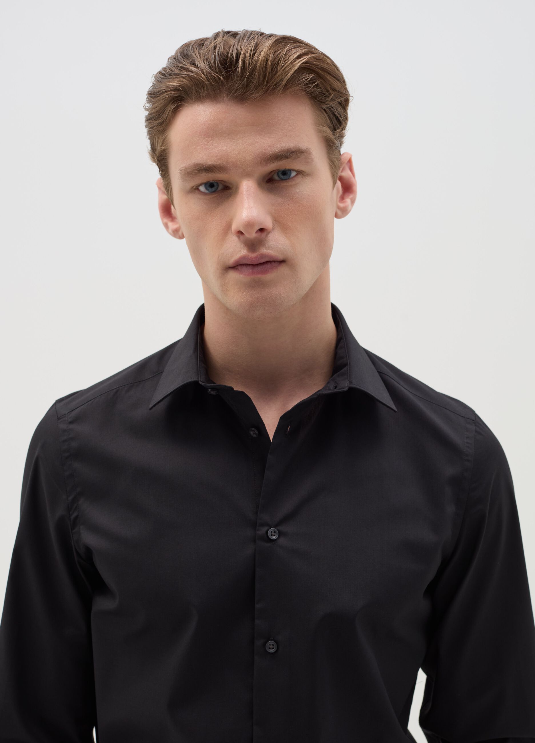 Slim-fit solid colour easy-iron shirt