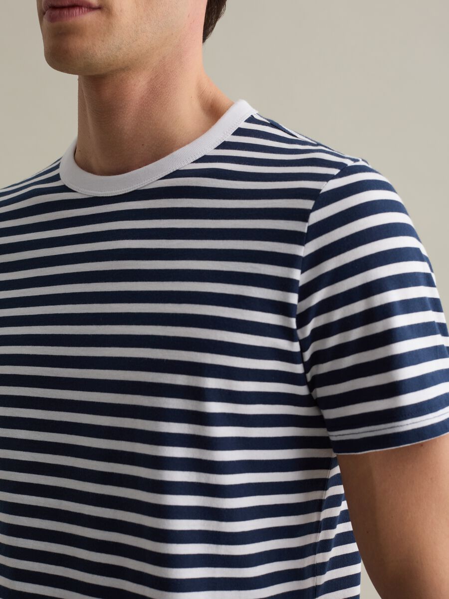 T-shirt with horizontal stripes_2