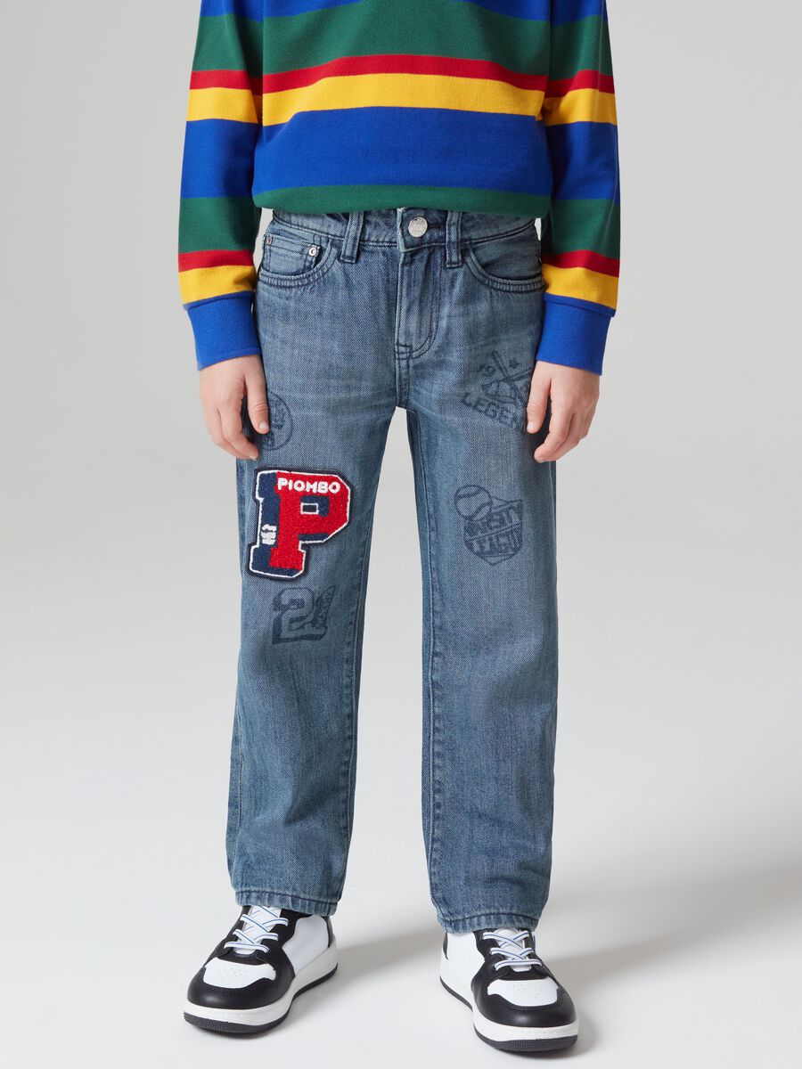 Jeans cinque tasche con patch e stampa_1