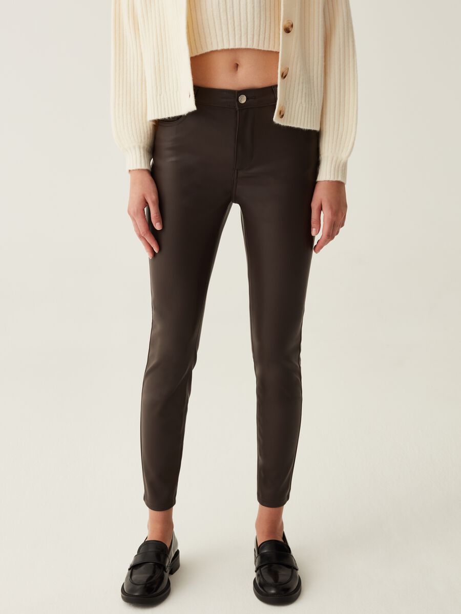 Pantaloni cropped skinny fit effetto lucido_1