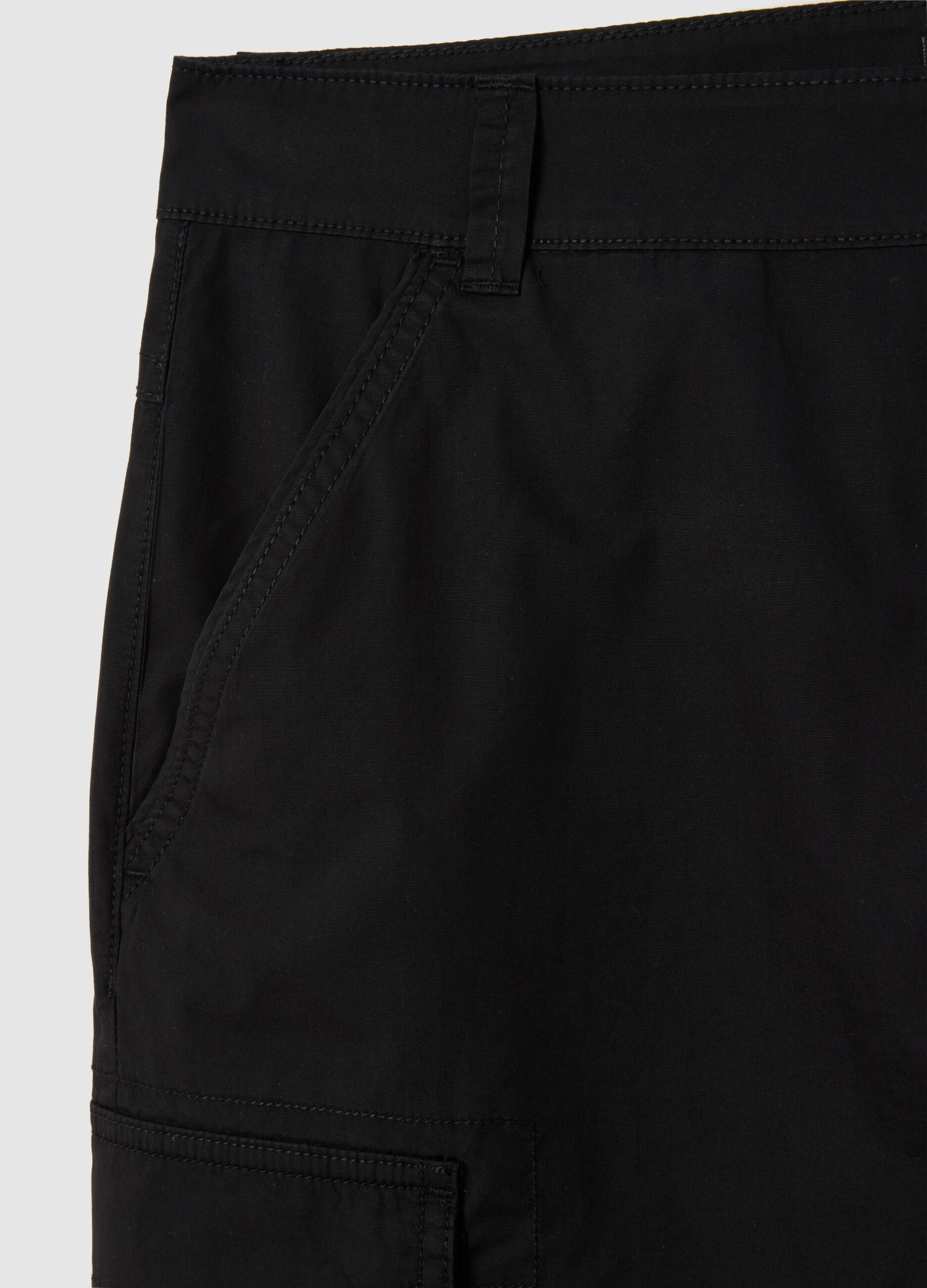 Bermuda da uomo in puro cotone nero regular fit con tasche cargo