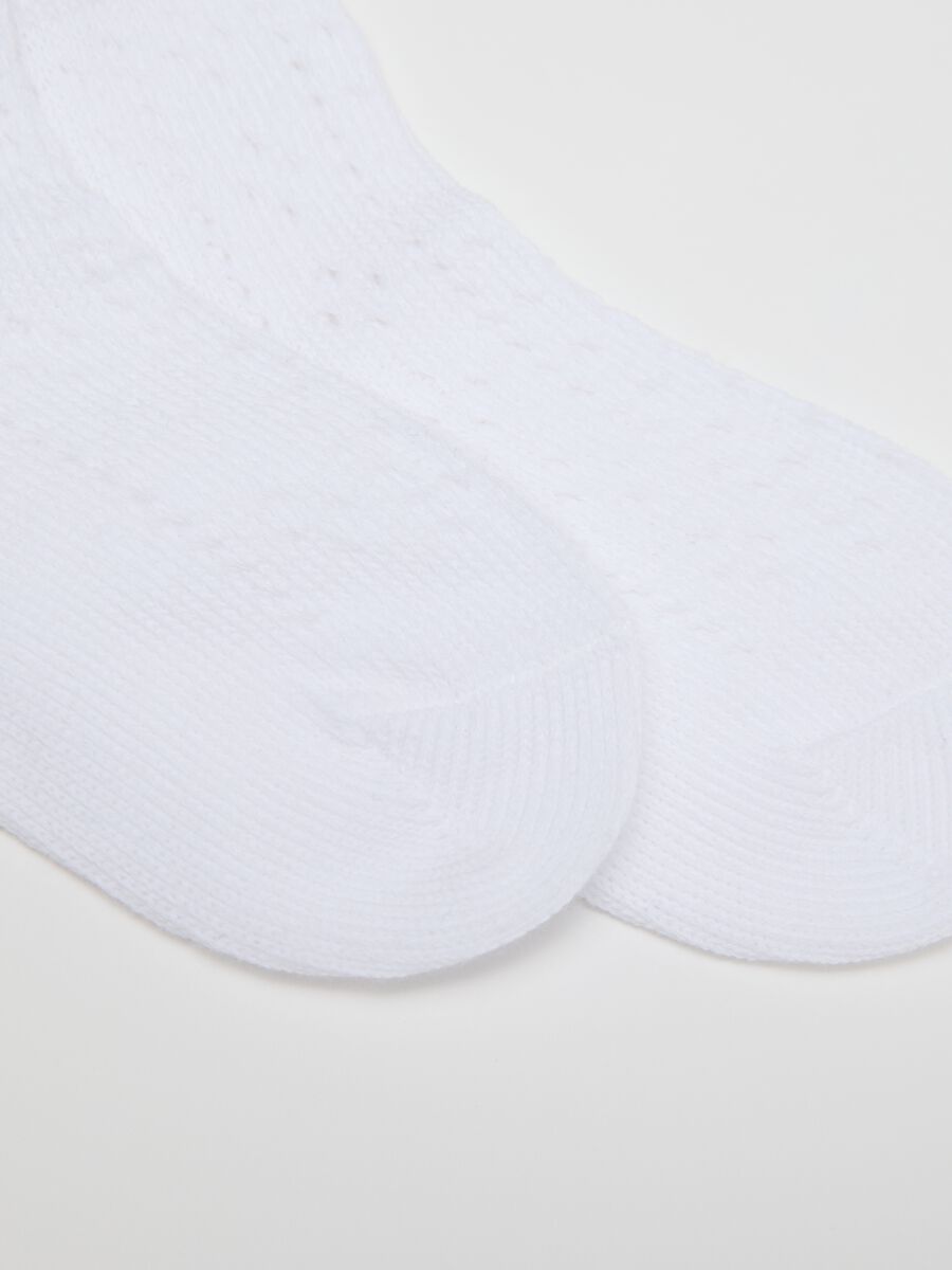 Short white socks with raised weave_2