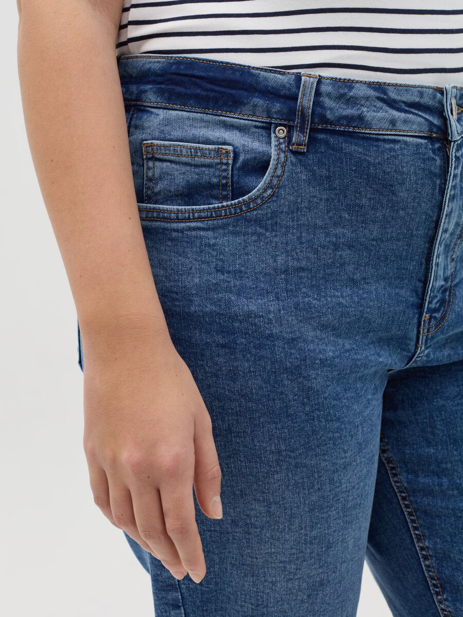 Curvy five-pocket jeans_2