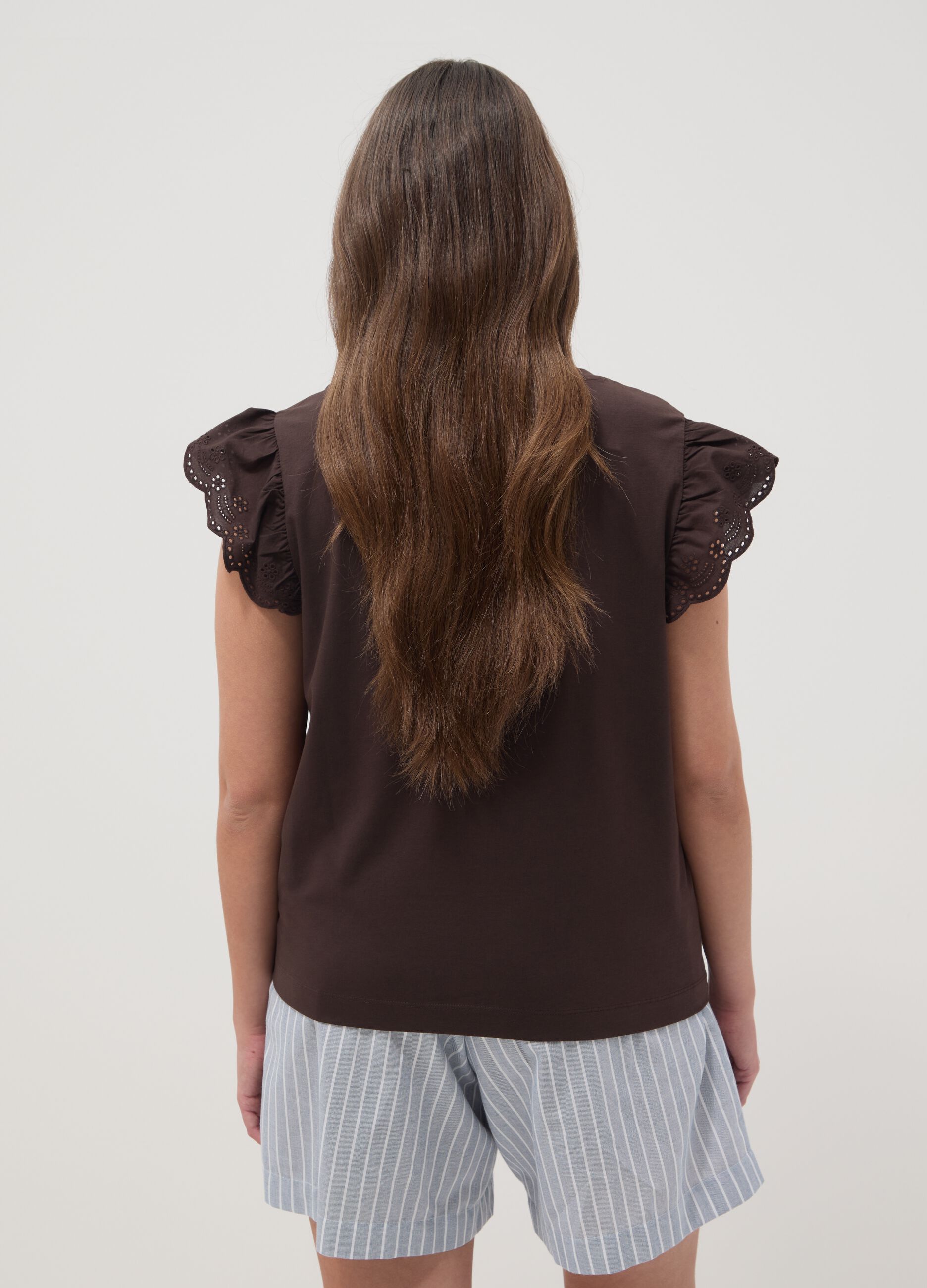 T-shirt marrone in cotone elasticizzato con maniche volant regular fit