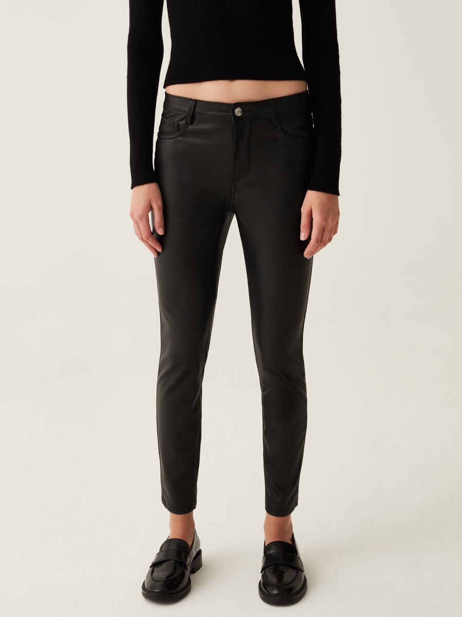 Pantaloni cropped skinny fit effetto lucido_1
