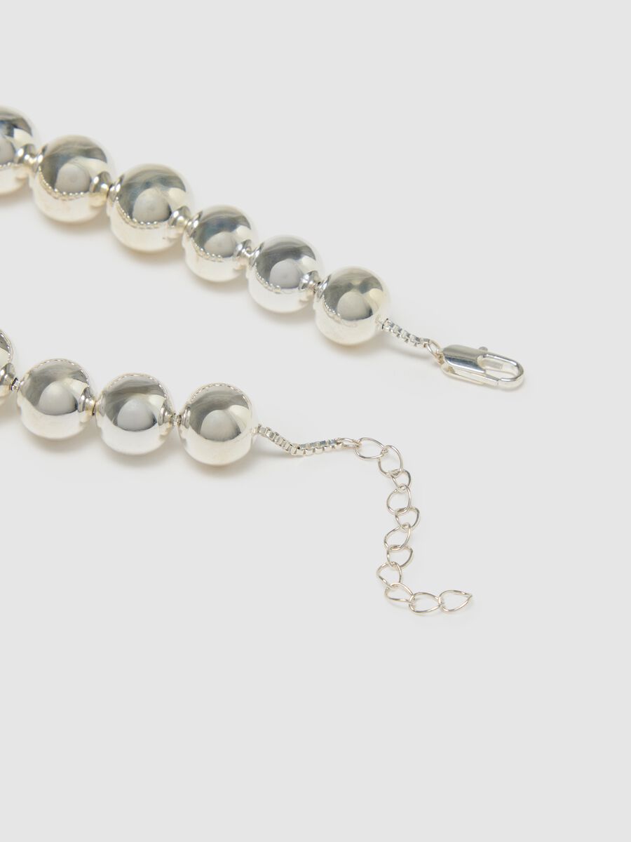 Grey silver necklace with shiny pearls_3