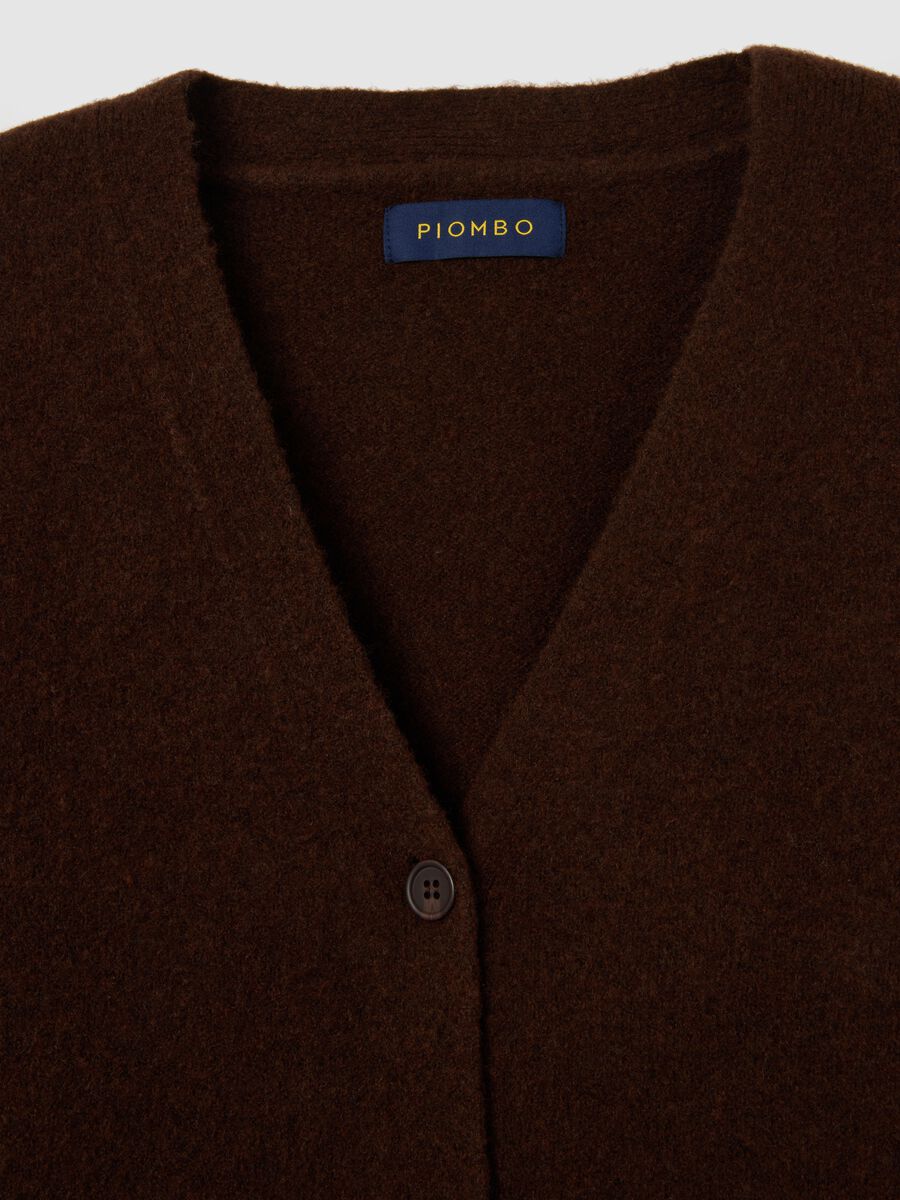 Cardigan marrone vestibilità over con scollo a V e bottoni_6