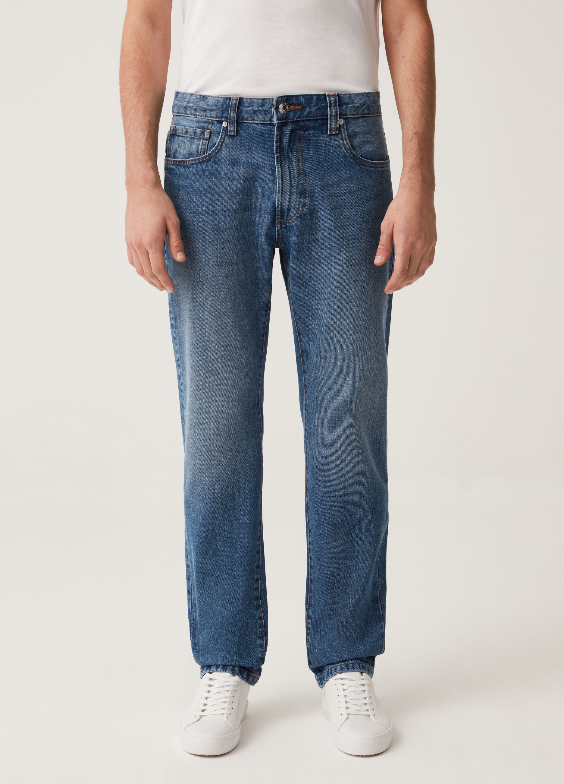 Regular fit jeans with discolouring