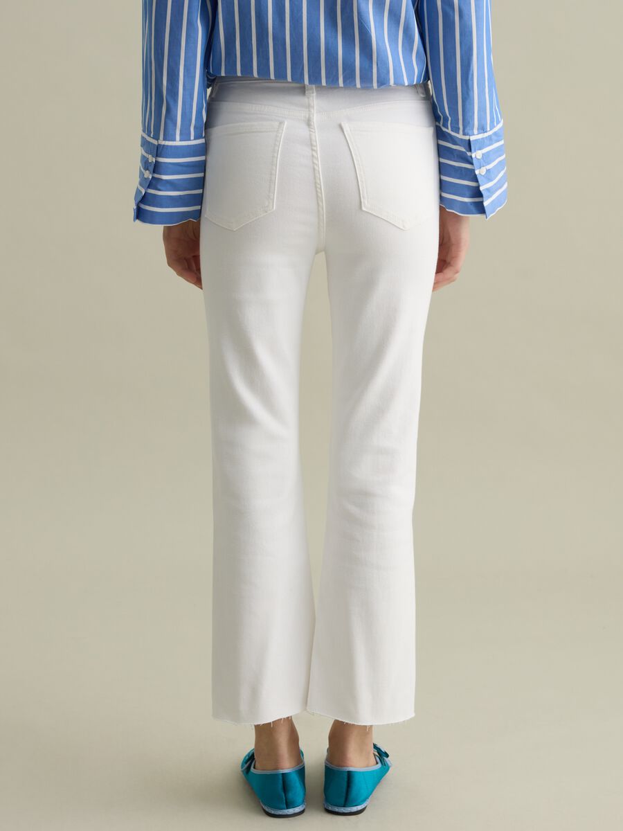 Cropped white flare-fit jeans with raw edging_3