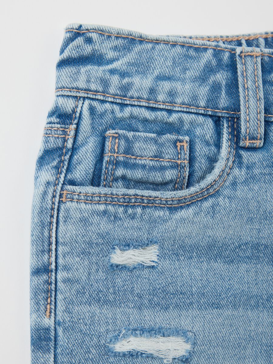 Denim shorts with five pockets and abrasions_3