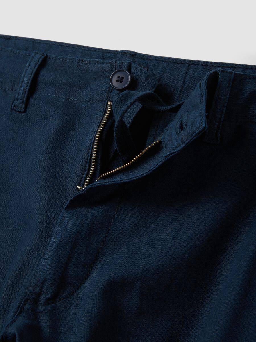 Blue regular-fit linen and cotton blend cargo trousers_5