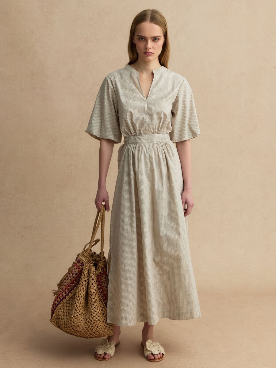 Abito lungo in puro cotone beige a righe regular fit con scollo a V_0