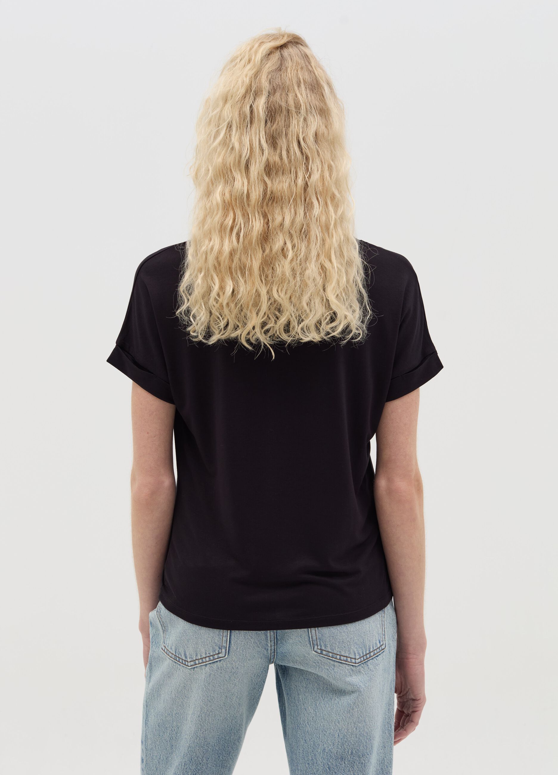 T-shirt nera con maniche a kimono