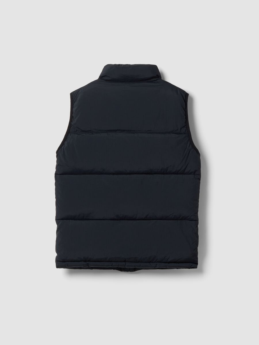 Black water-repellent padded gilet with zip and high neck for boys_1