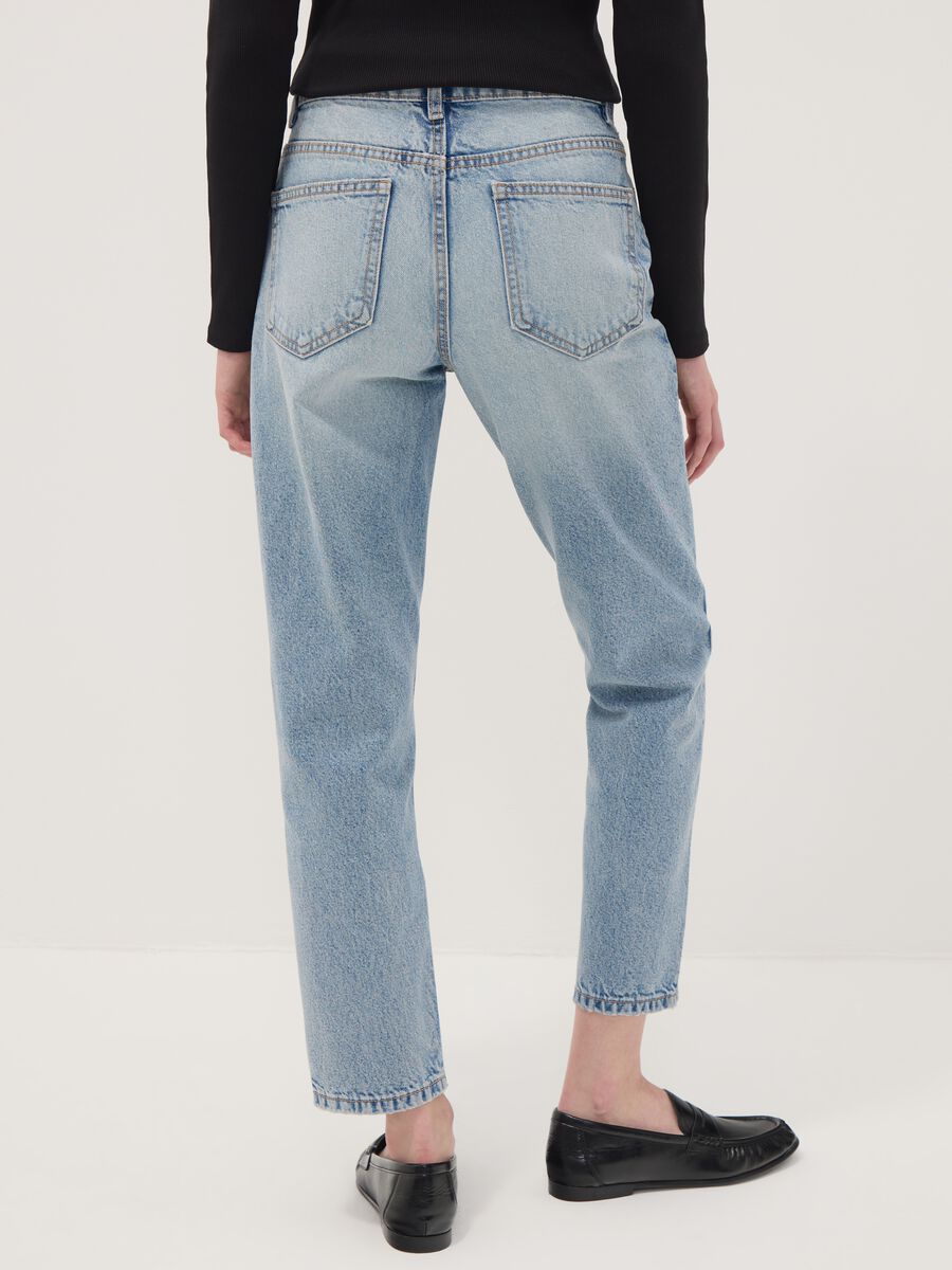 Jeans denim mom fit in puro cotone a vita alta_2