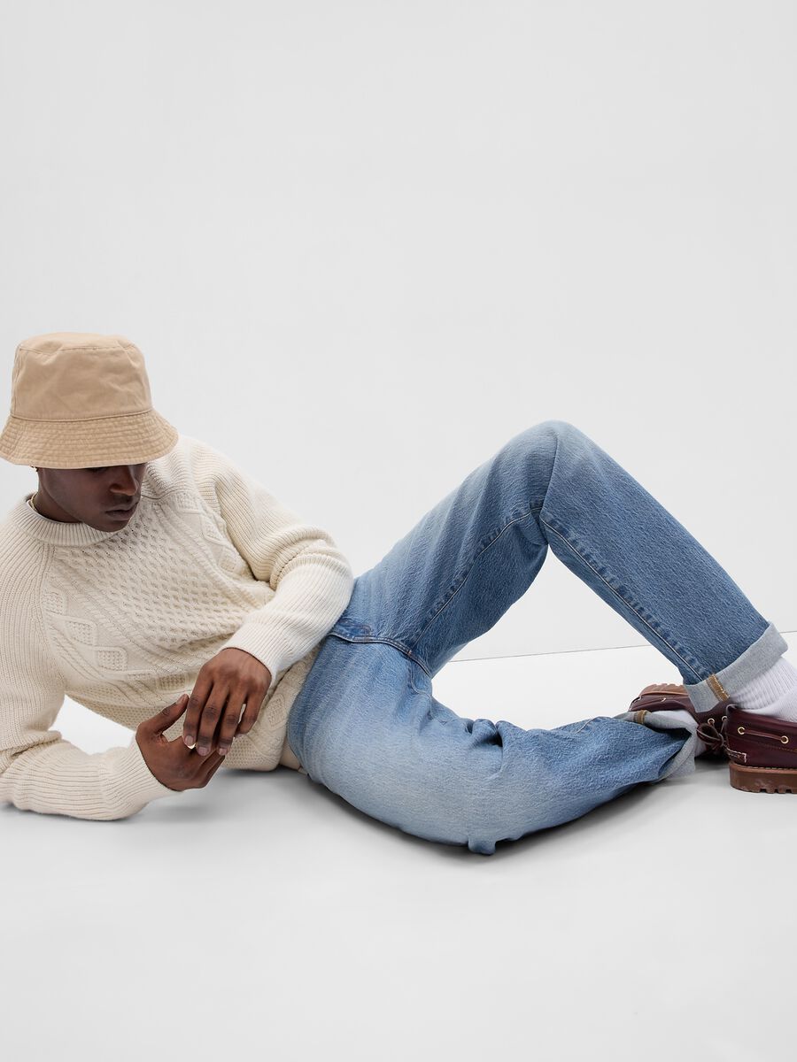 Straight-fit jeans with mid-rise waist_1