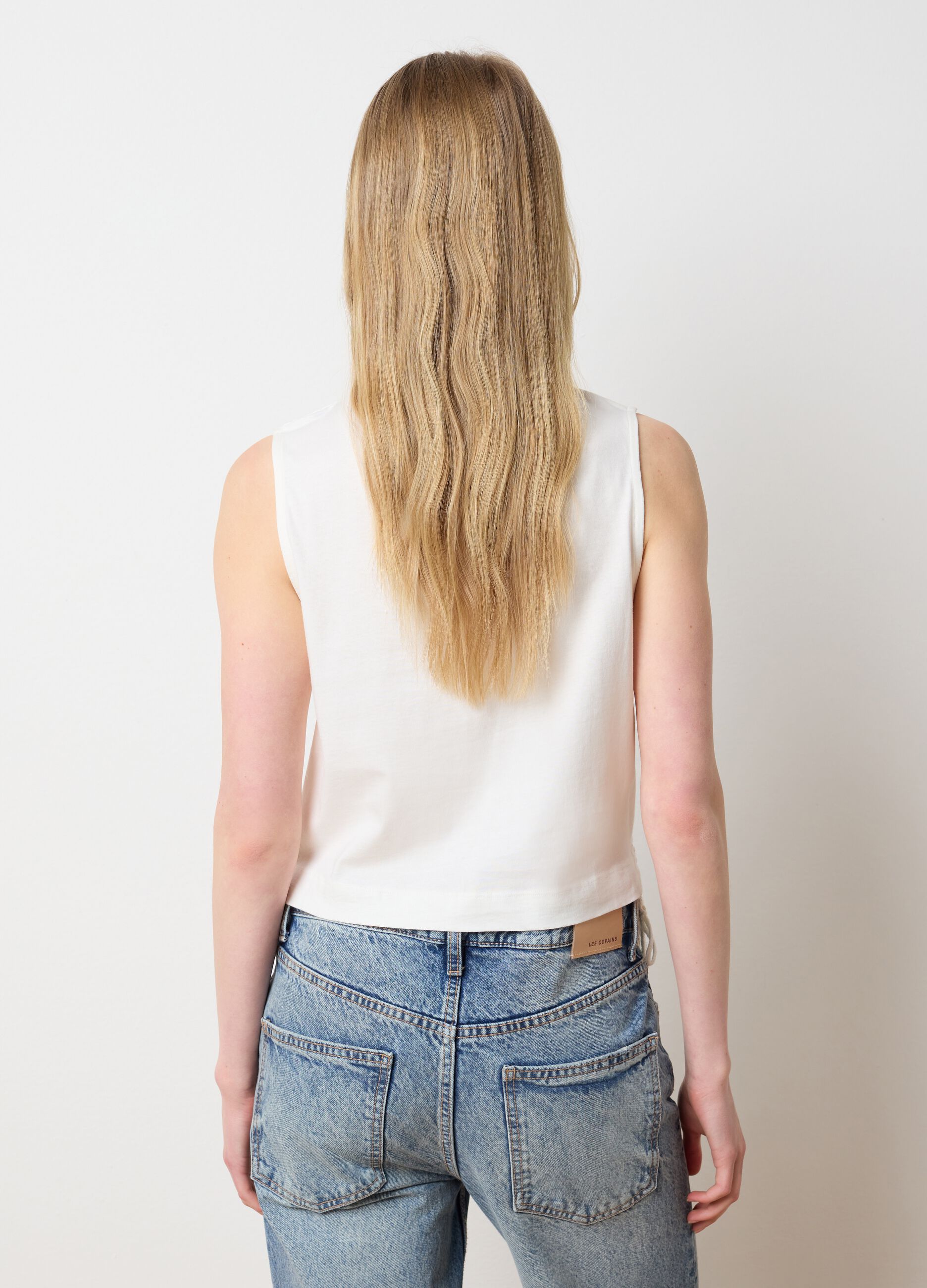 White sleeveless top in 100% cotton with woven details