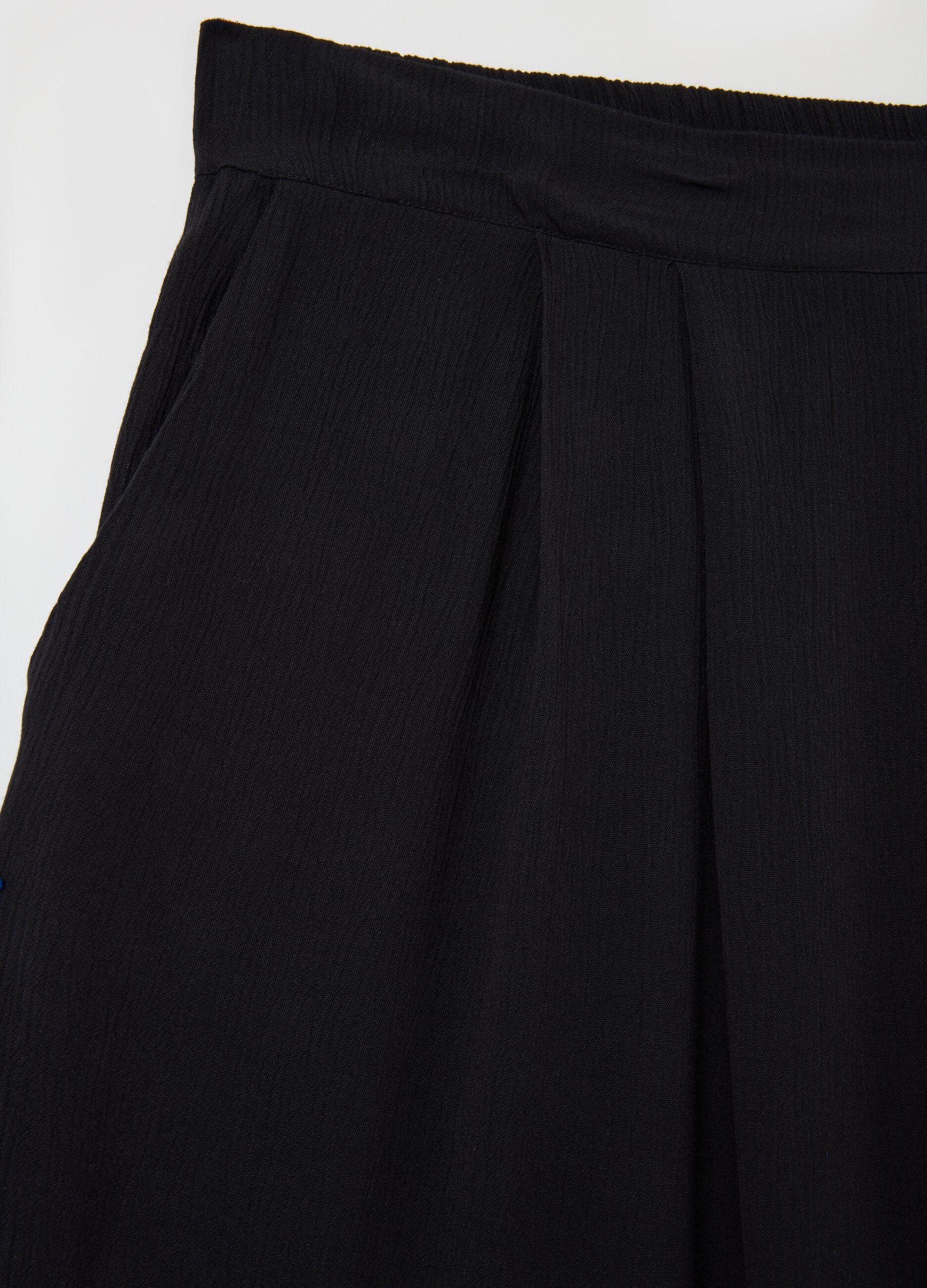 Women's black viscose shorts with relaxed fit