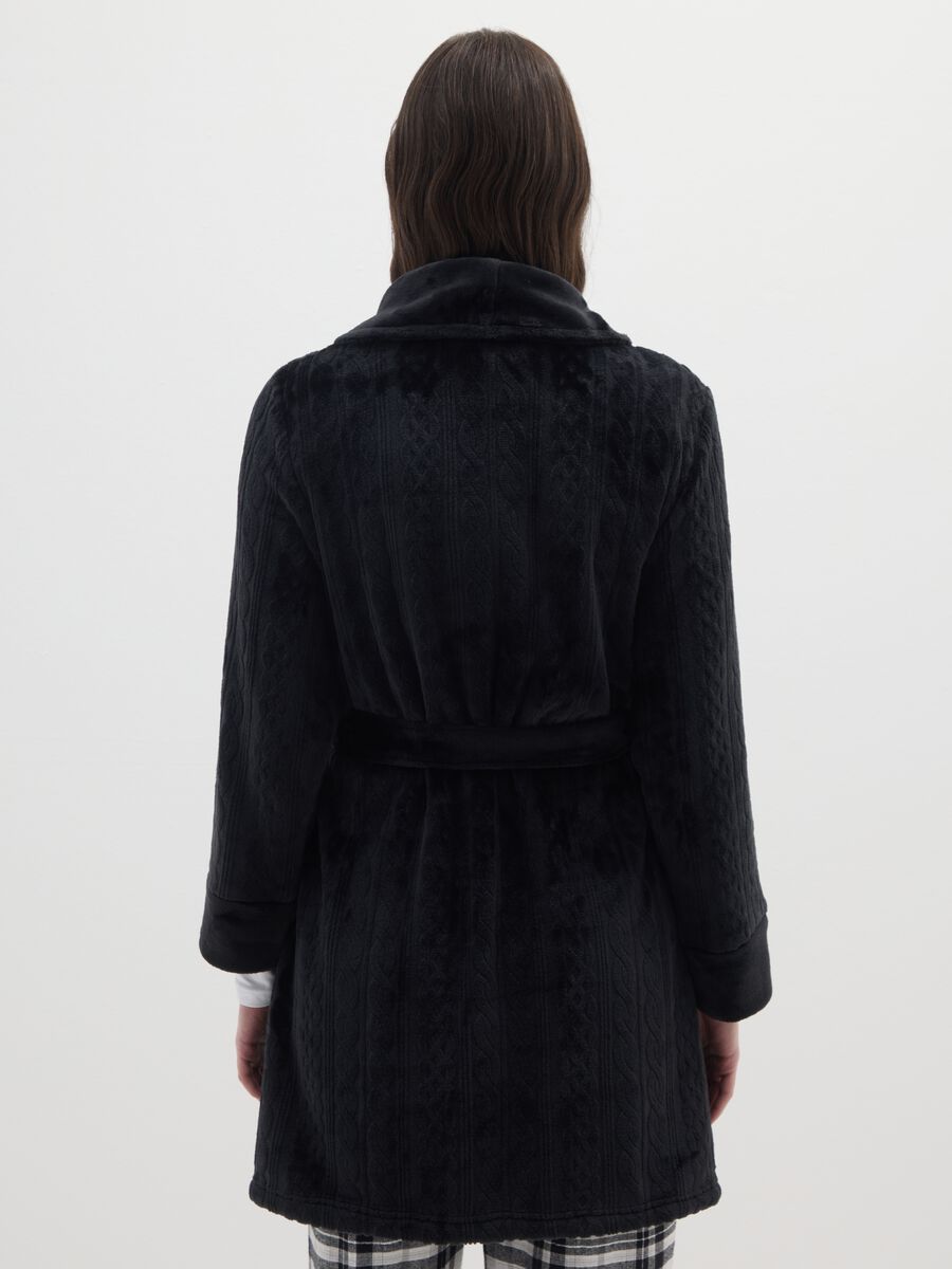 Vestaglia nera con maniche lunghe e cinturino regolabile_2