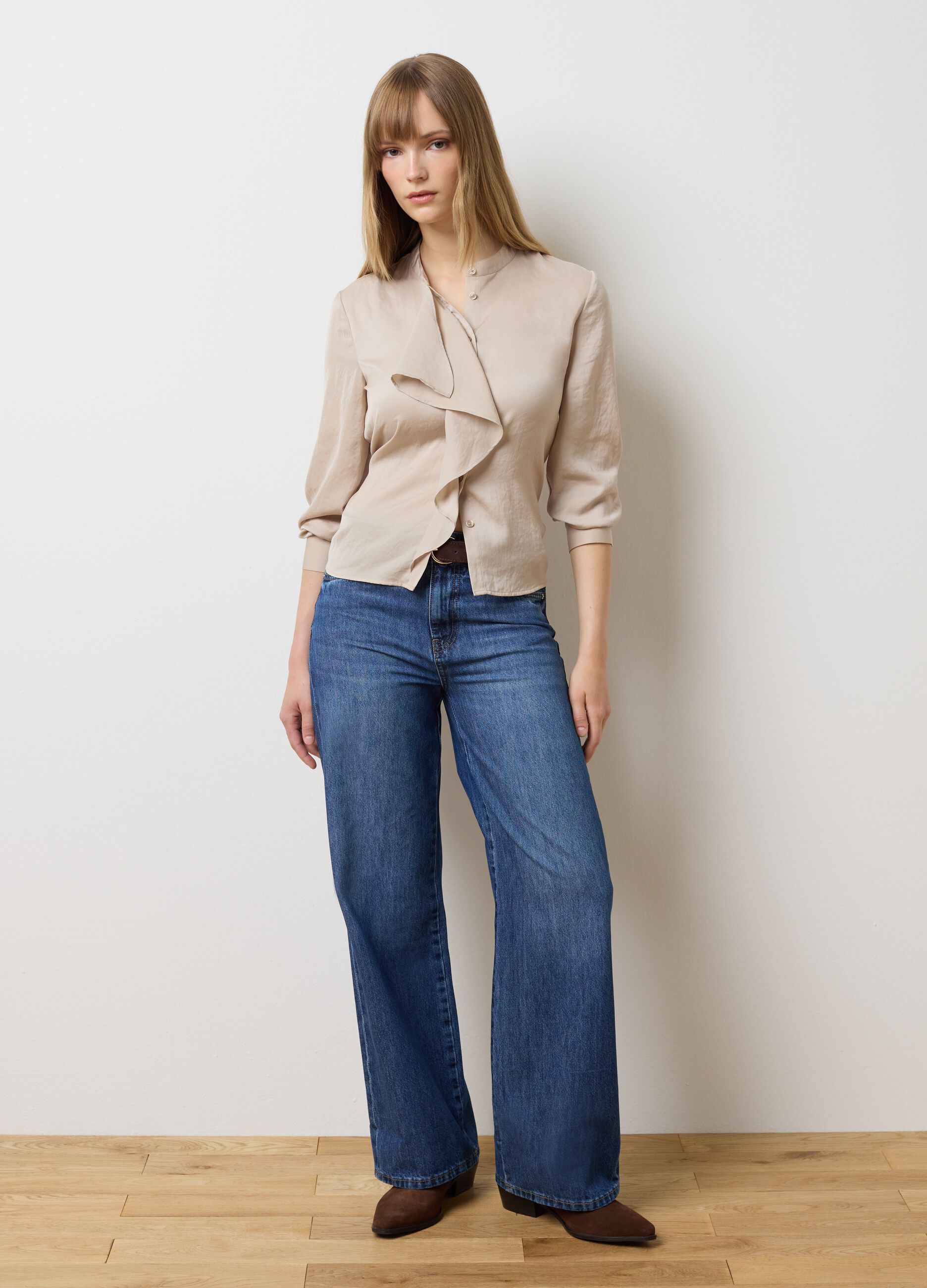 Camicetta beige con collo alla coreana