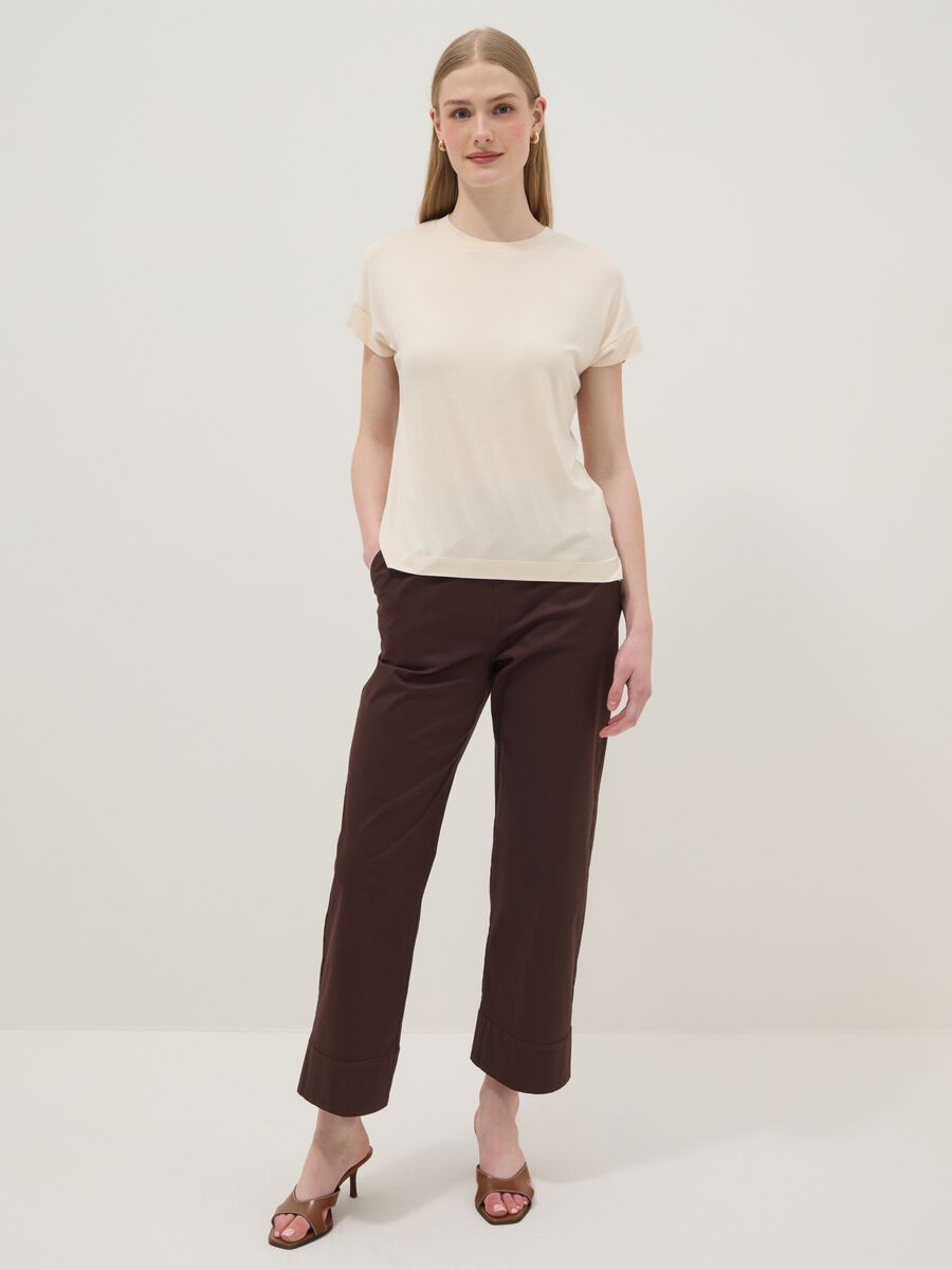T-shirt beige a maniche corte in viscosa elasticizzato_2