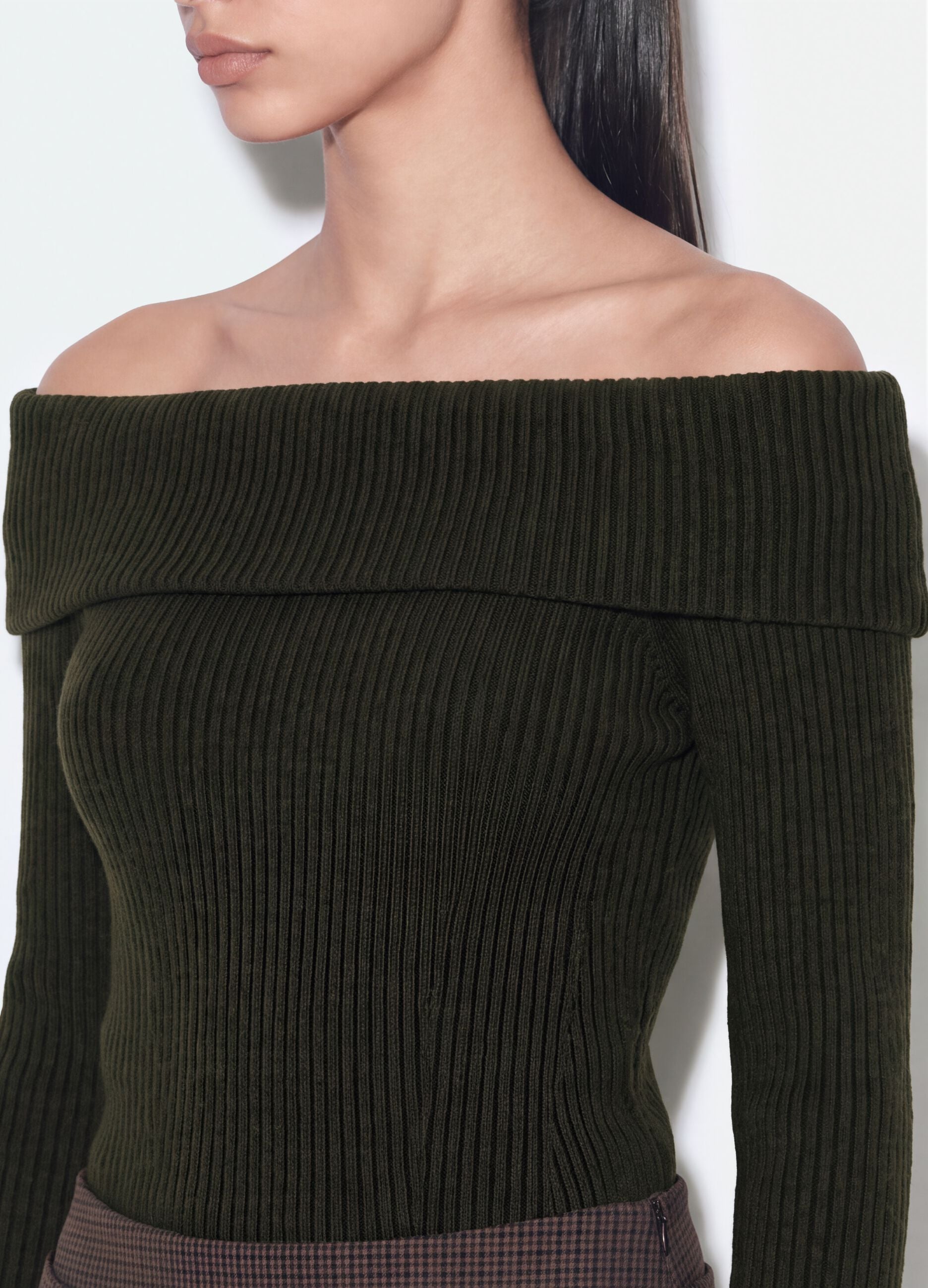 Maglia verde in lana elasticizzata con scollo a barchetta fitted
