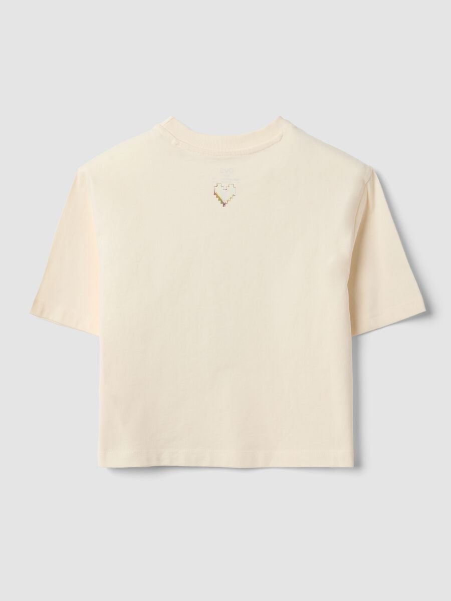 T-shirt beige in puro cotone con collo a costine e scritta frontale_2
