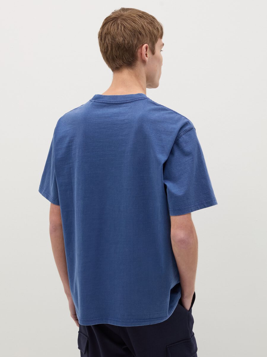 T-shirt con tasca a ricamo_2