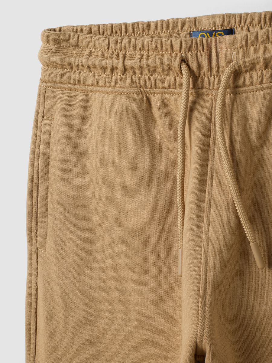 Jogger beige in misto cotone e viscosa con stampa a contrasto per bambino_2