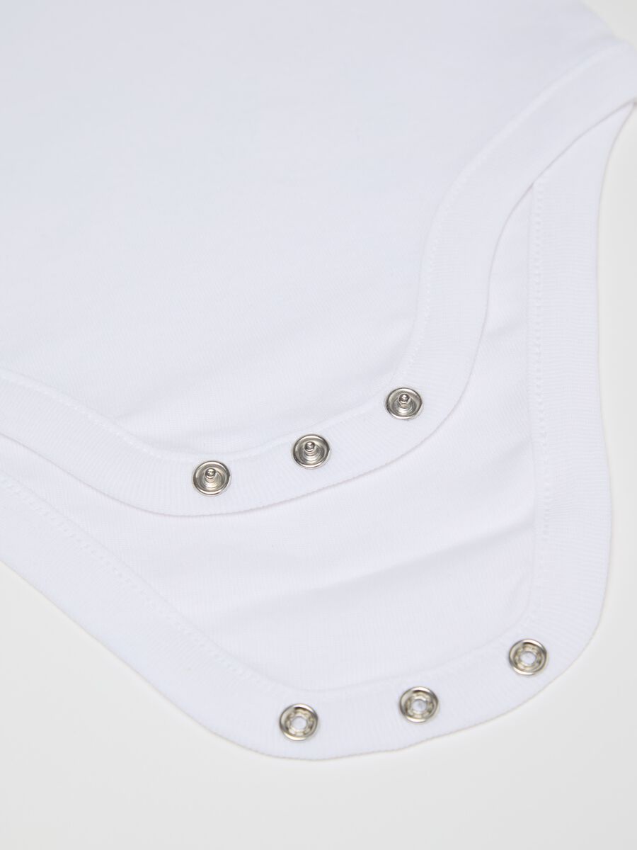 Three-pack short-sleeved bodysuits in organic cotton_3