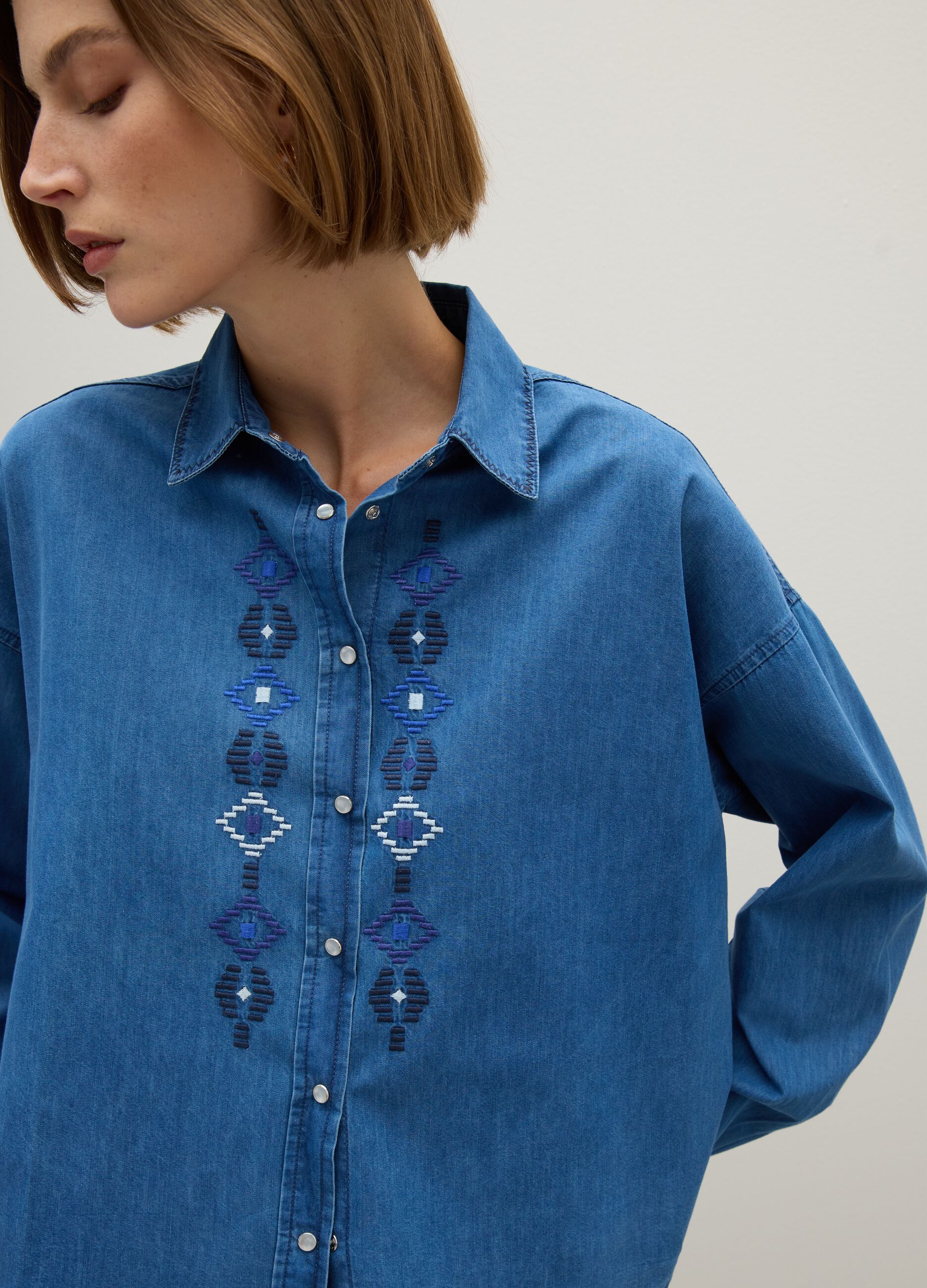 Blue cotton shirt with geometric embroidery