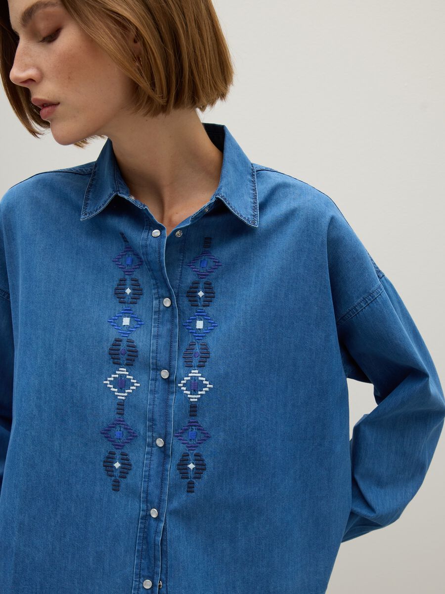 Blue cotton shirt with geometric embroidery_3