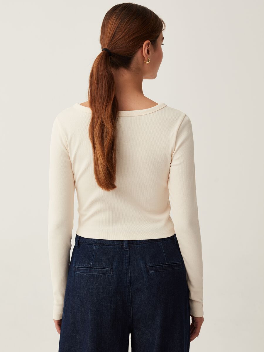 T-shirt cropped a maniche lunghe con bottoni_2