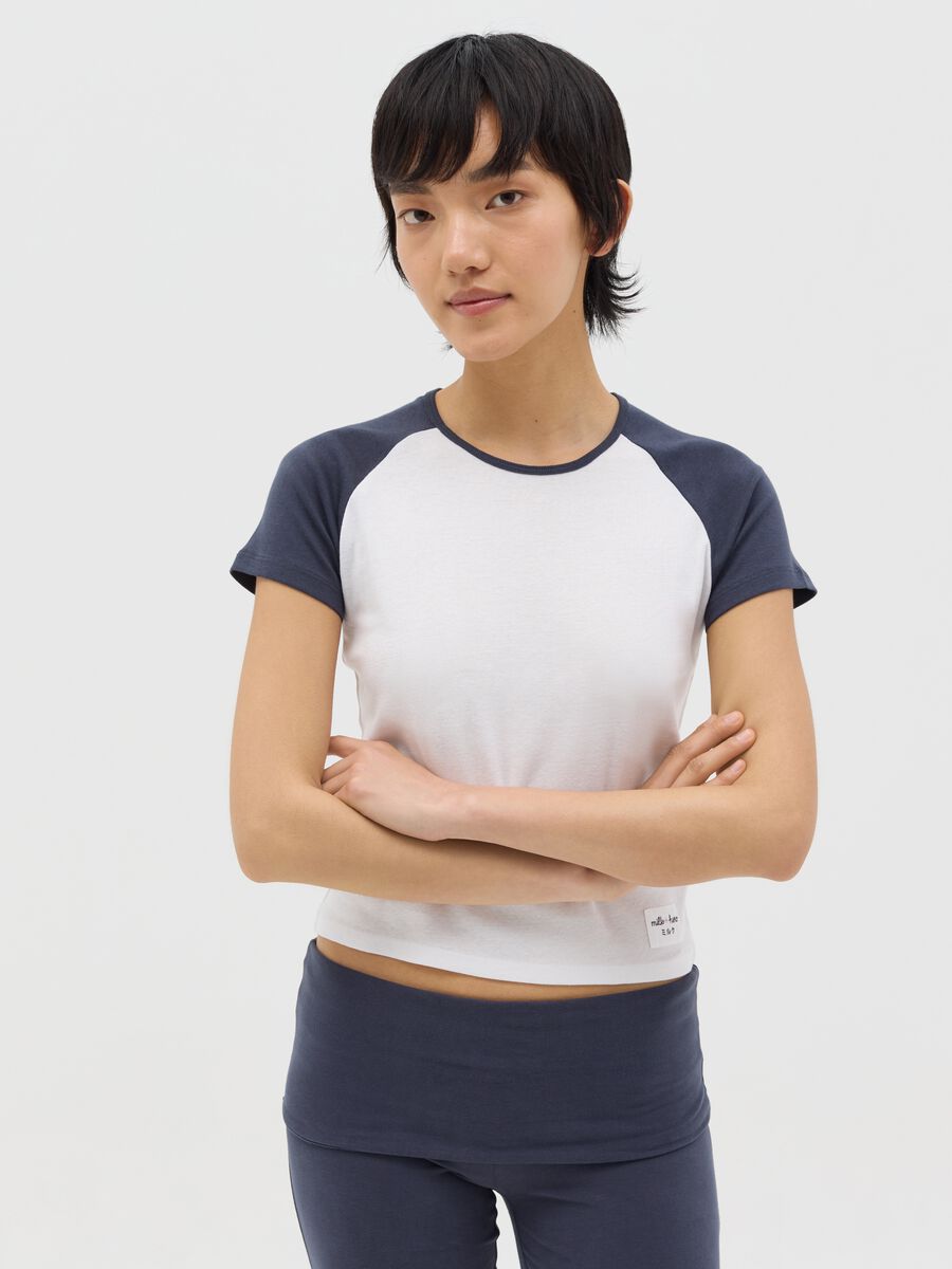 White T-shirt with blue raglan sleeves_0