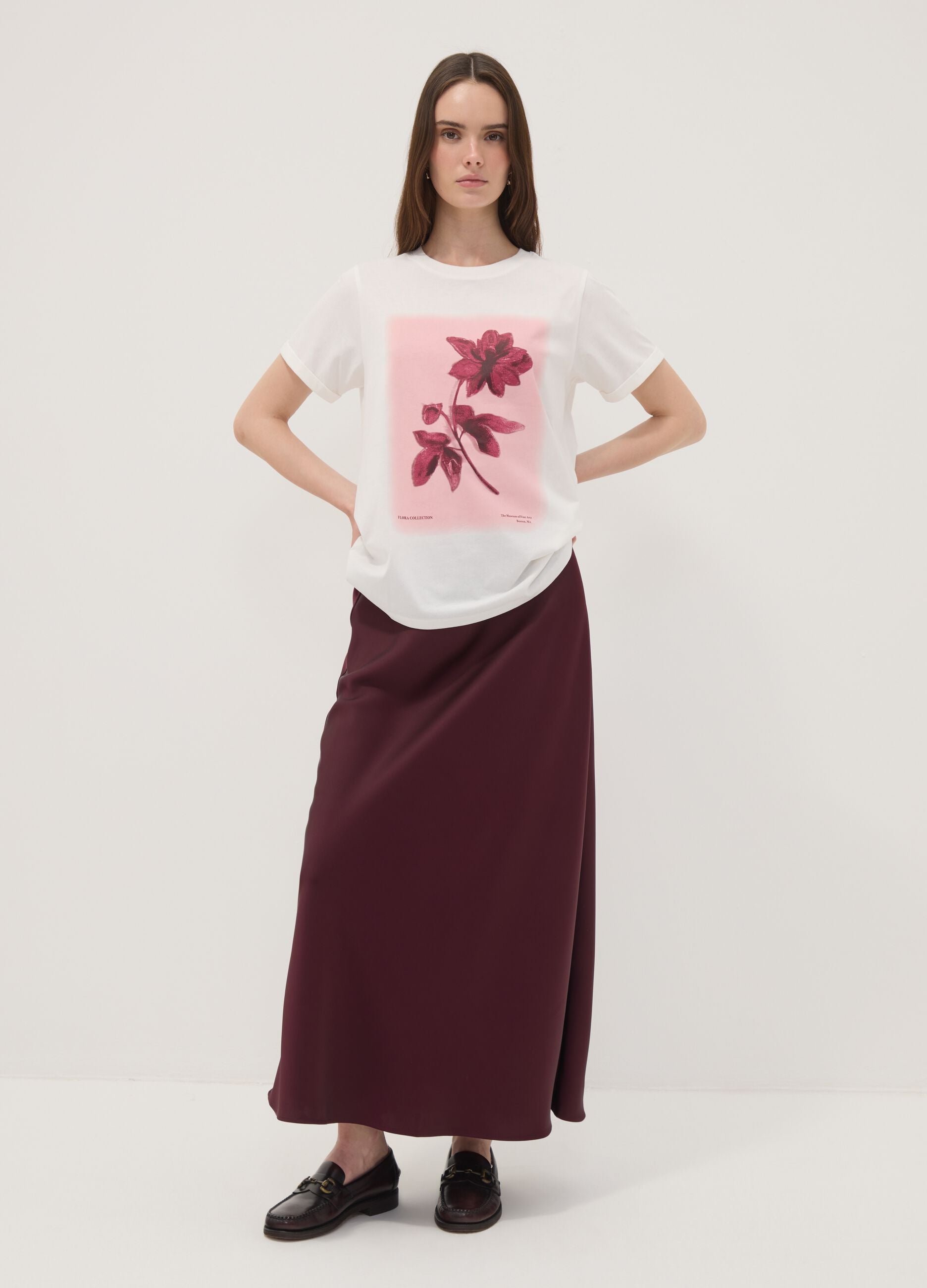 T-shirt bianca in puro cotone con girocollo e stampa floreale regular fit
