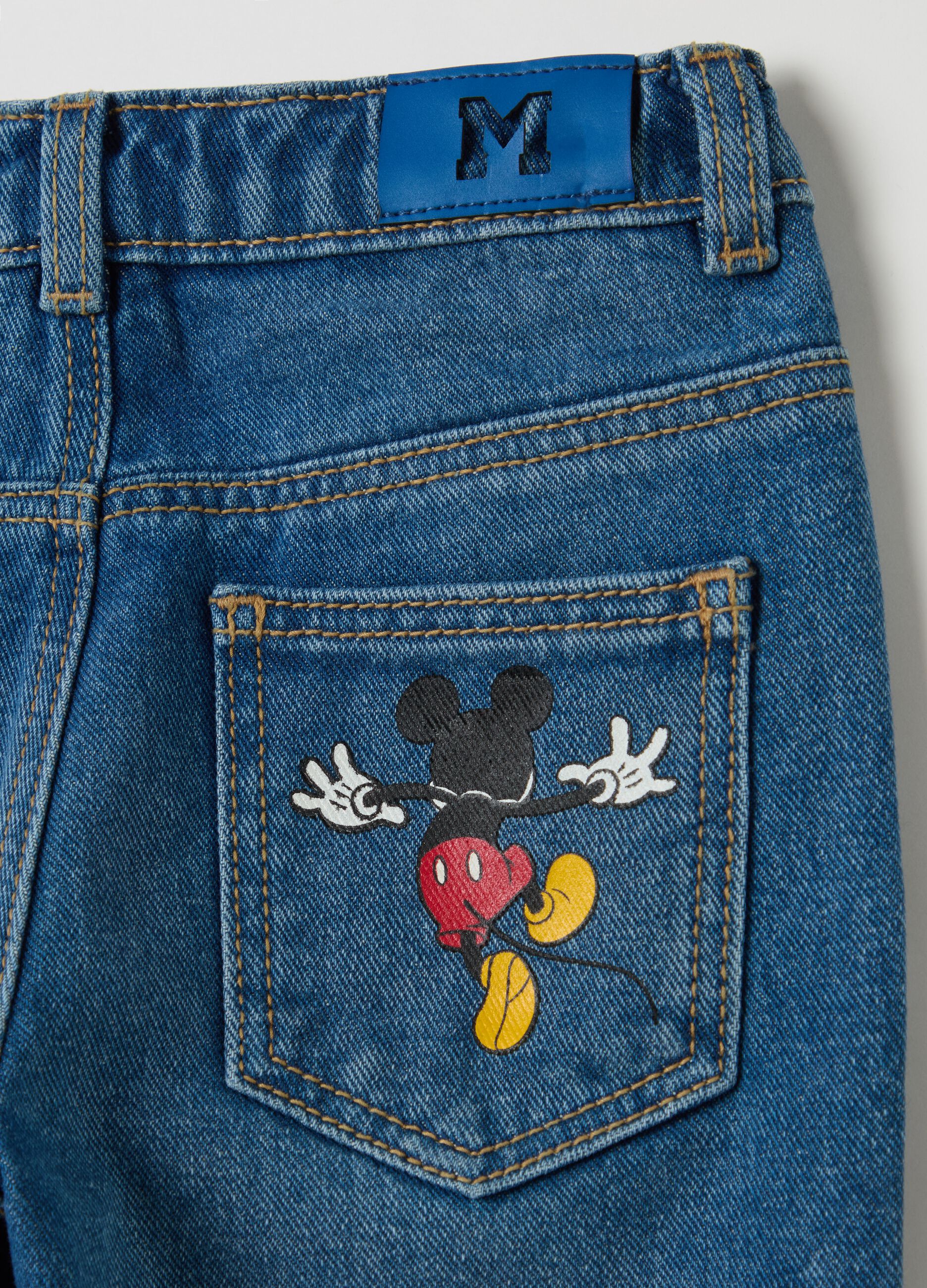 Jeans cinque tasche con stampa Topolino